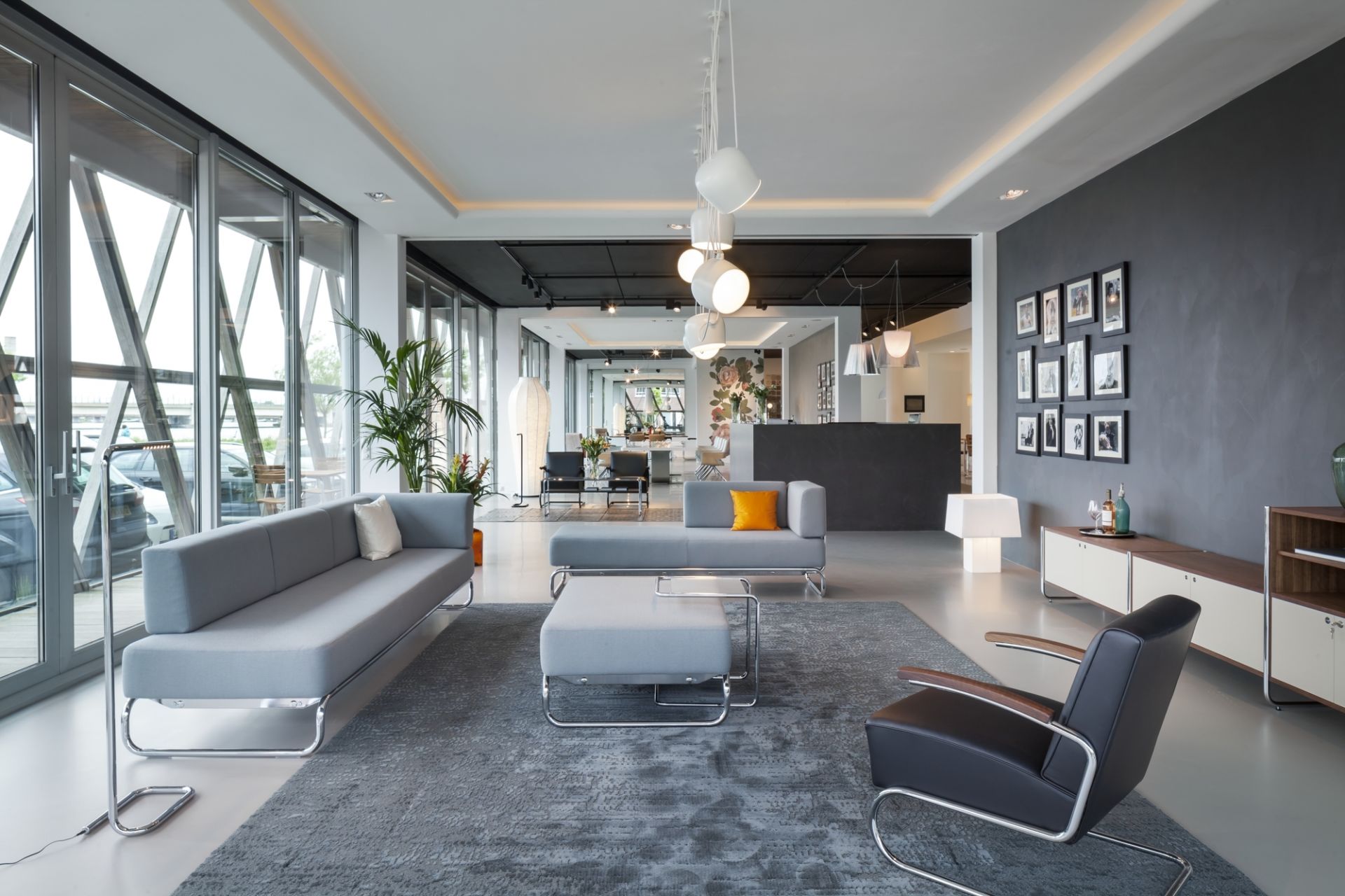 Helles Wohnzimmer mit grauem S 5003 Thonet 3-Sitzer Sofa und passendem Sessel.