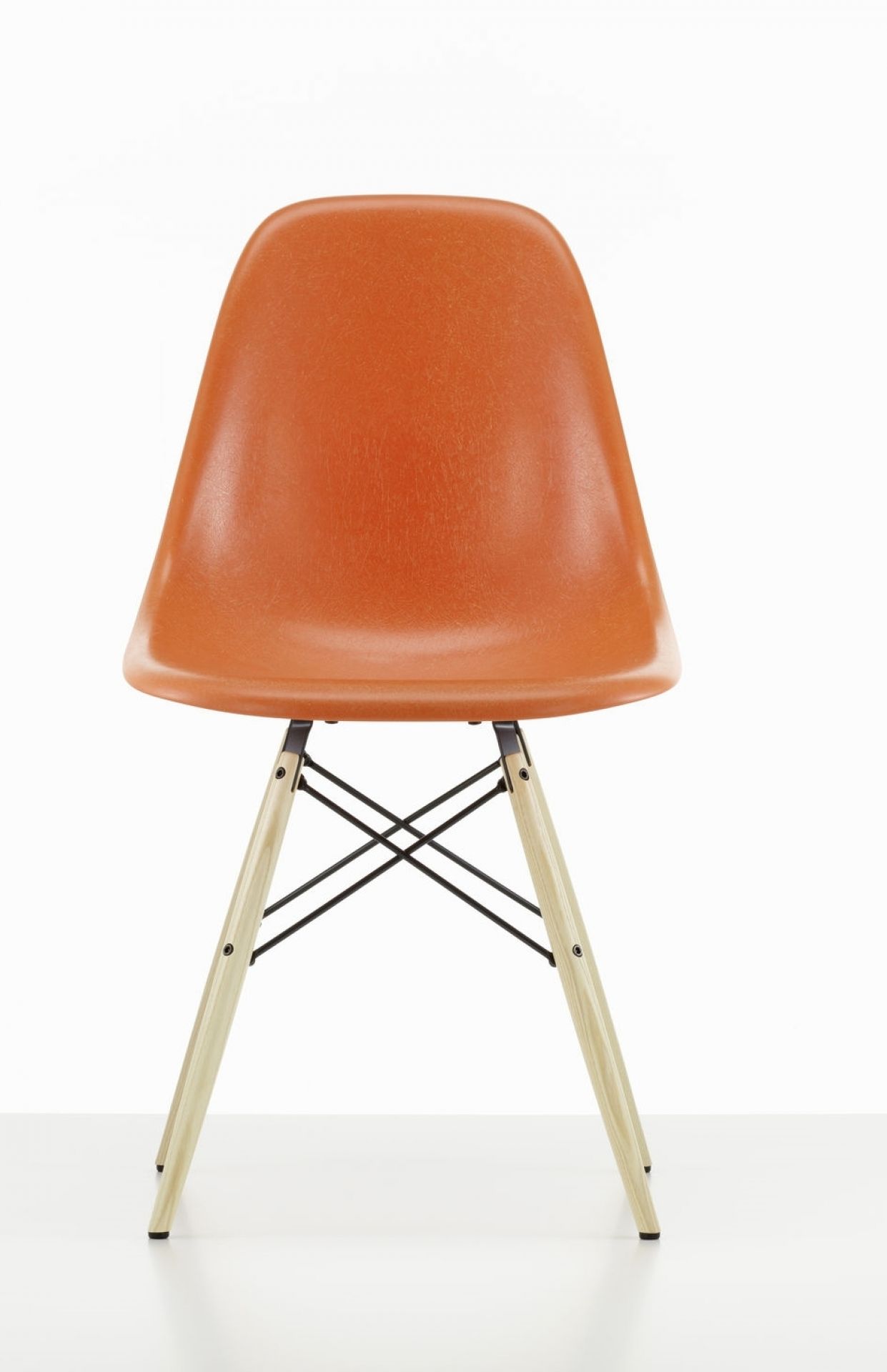 Orangefarbener Eames DSW Stuhl mit honigfarbenem Eschenholzgestell von Vitra, Frontansicht. Designklassiker für Esszimmer und Büro.