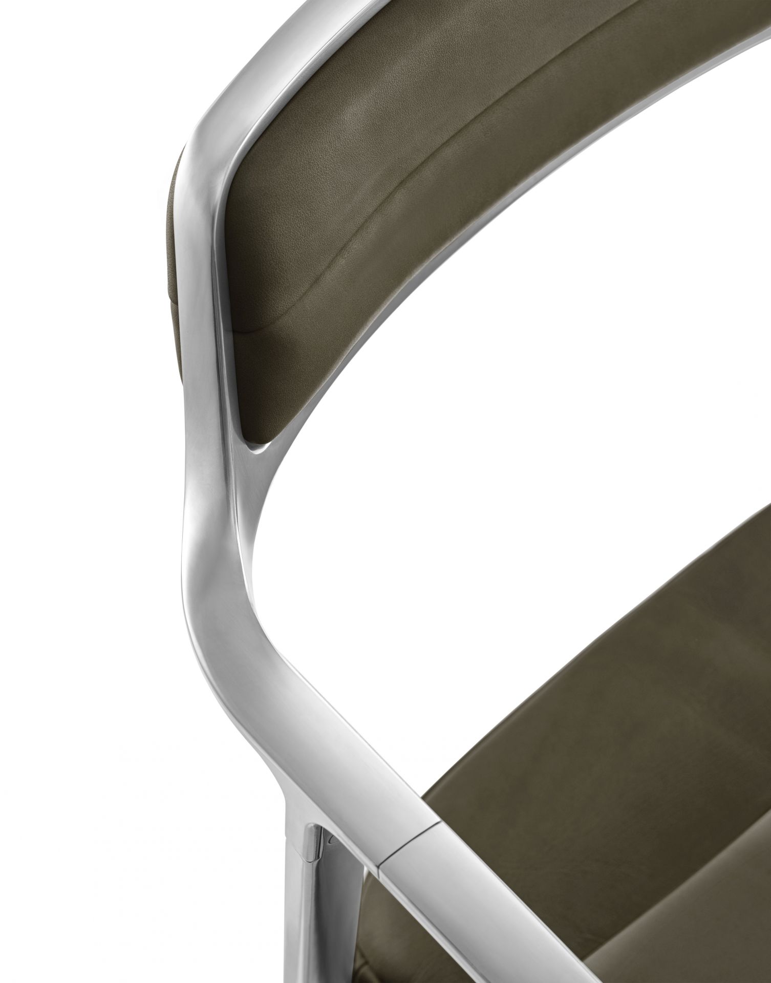 Detailaufnahme des Vipp452 Stuhls mit grünen Lederbezug und elegantem, silberfarbenem Metallgestell.