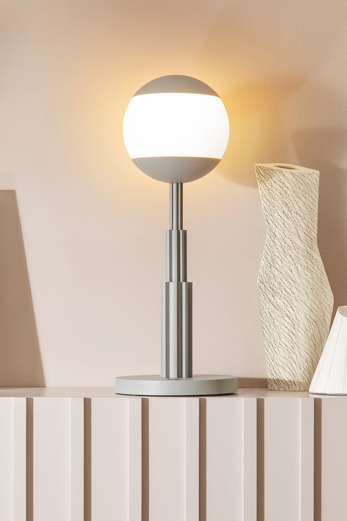 Graue Alessi AR04 Akku-Tischleuchte mit rundem Lampenschirm, moderne Tischlampe für Wohnzimmer und Schlafzimmer.
