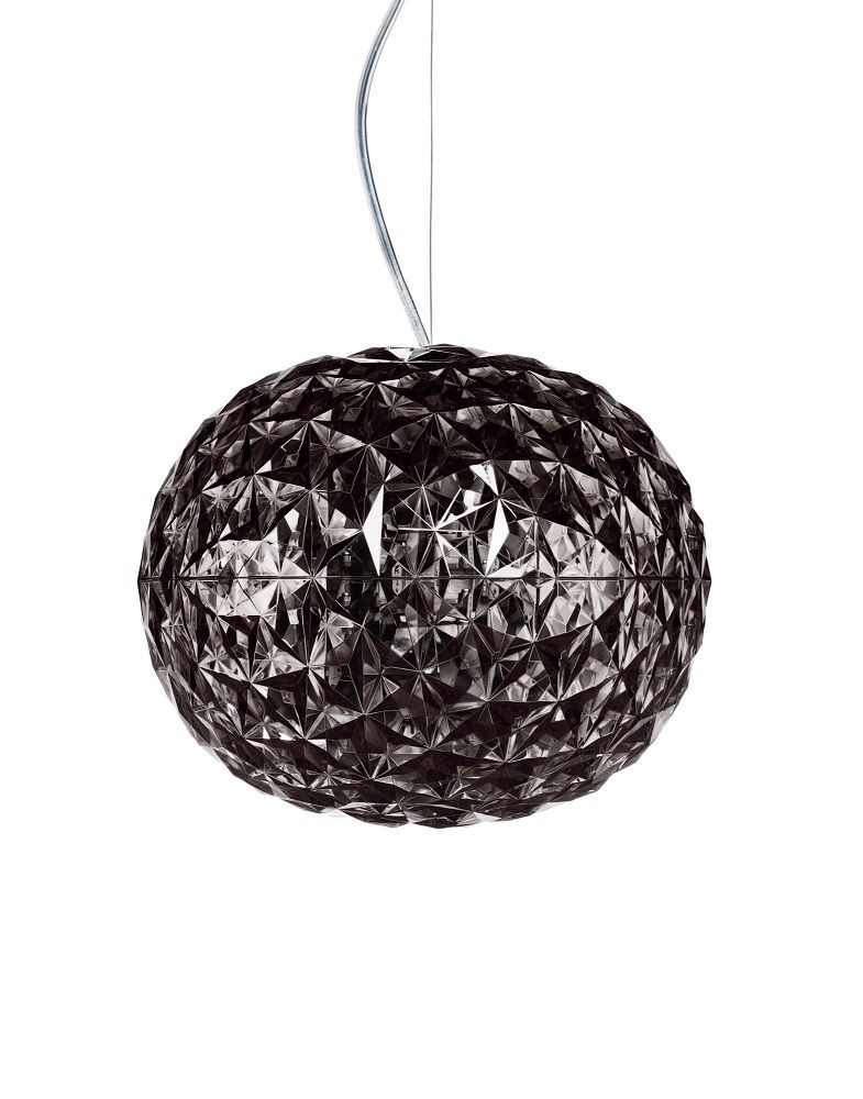 Planet Pendelleuchte von Kartell in Rauch: Runde Designerlampe mit facettierter Oberfläche und Kabelaufhängung.