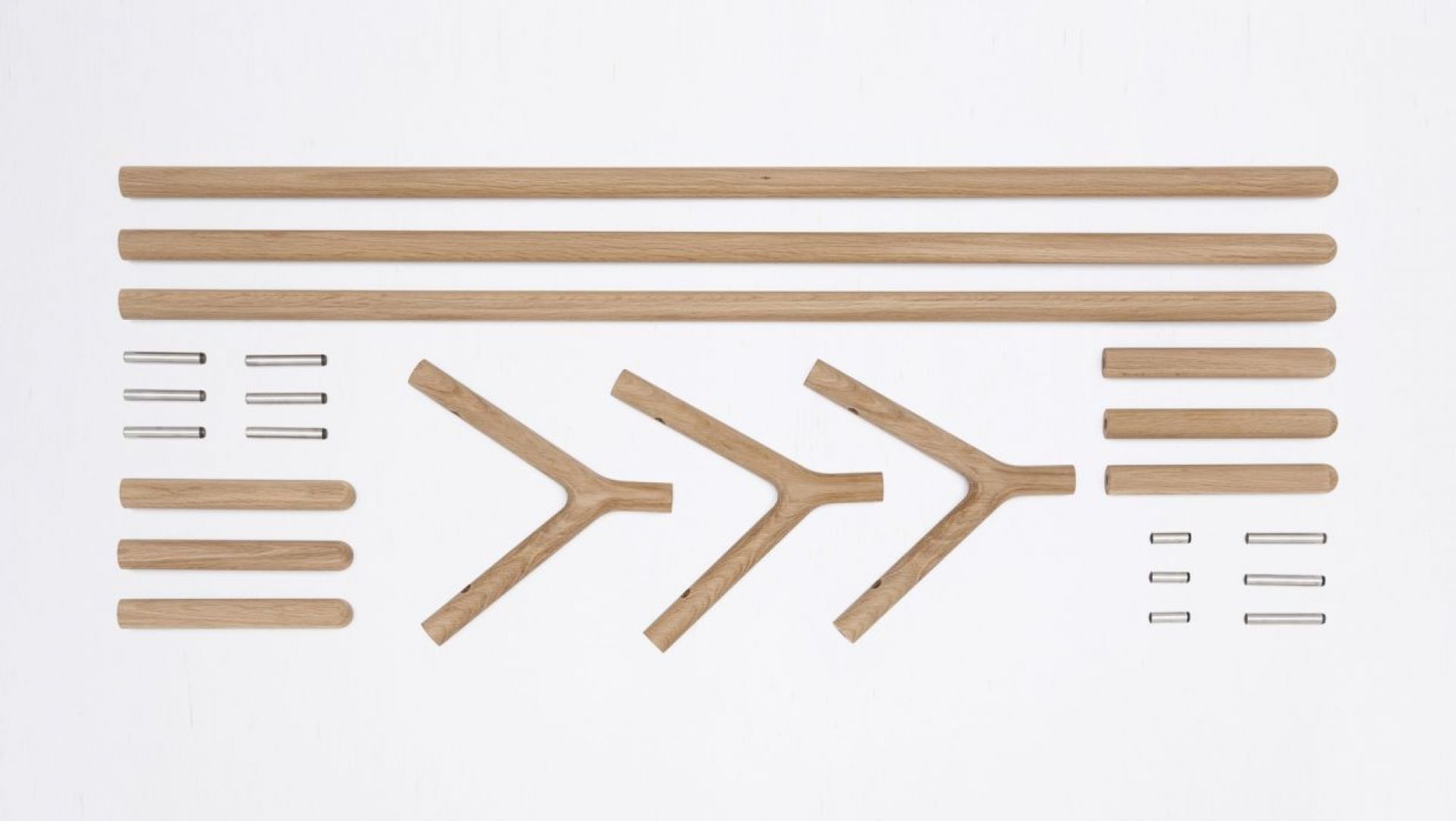 Game of Trust Garderobenständer von Miniforms, Einzelteile aus Holz und Metall auf weißem Hintergrund.