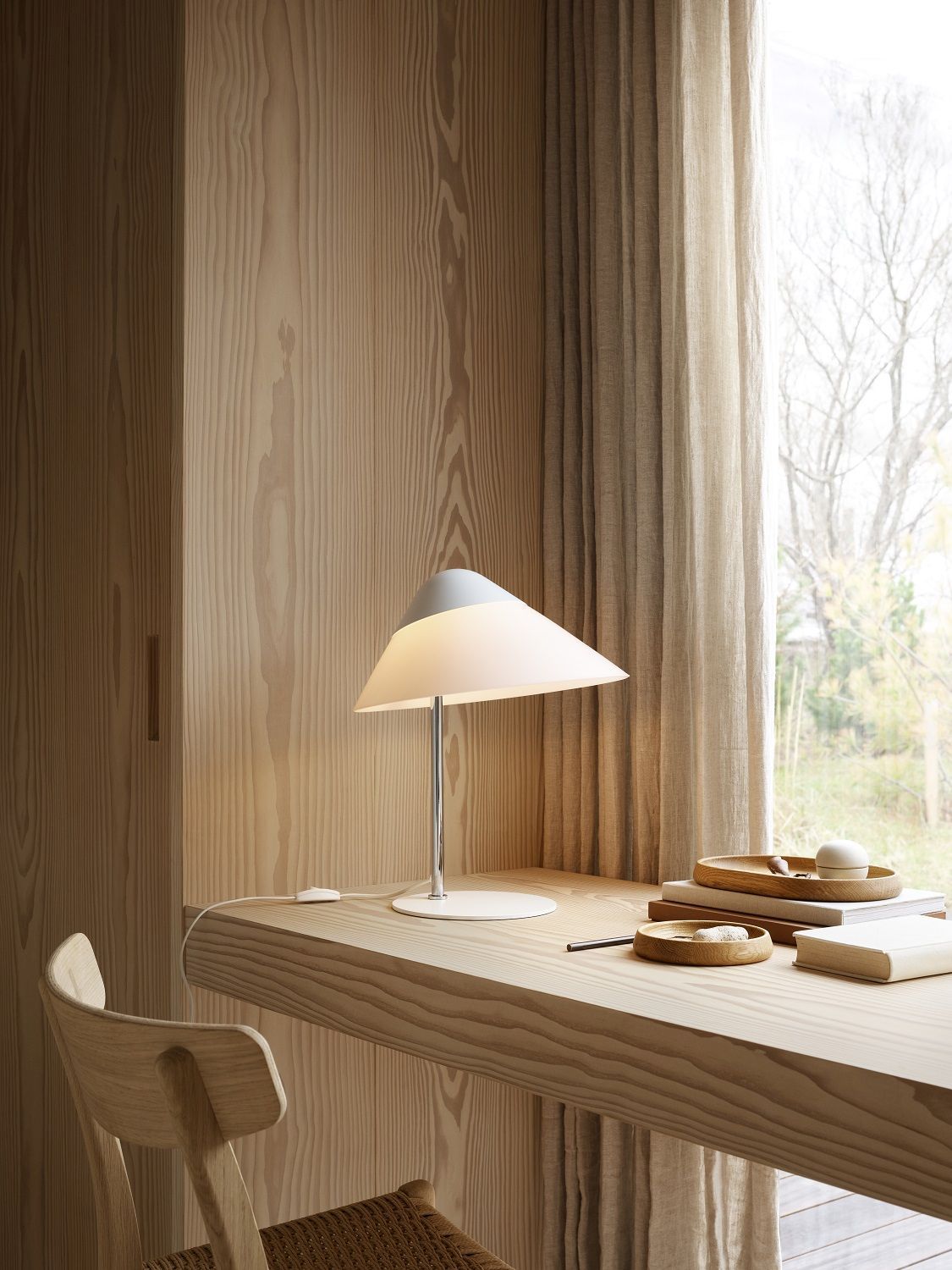 Helle HJW01 Opala Mini Tischleuchte von Carl Hansen & Søn auf einem Holztisch.