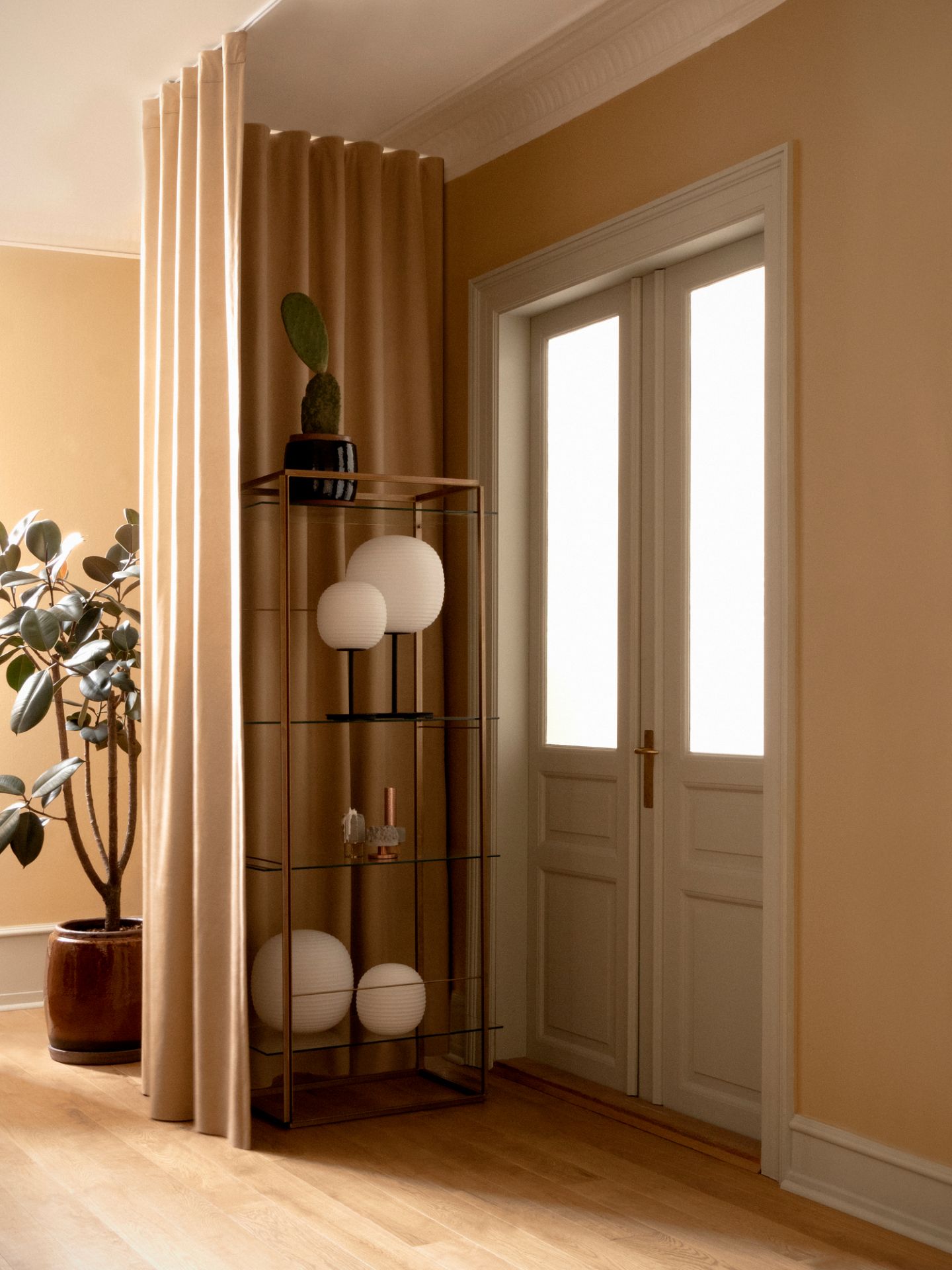 Nahaufnahme der New Works Lantern Tischleuchte Klein auf einem Regal im Wohnzimmer.