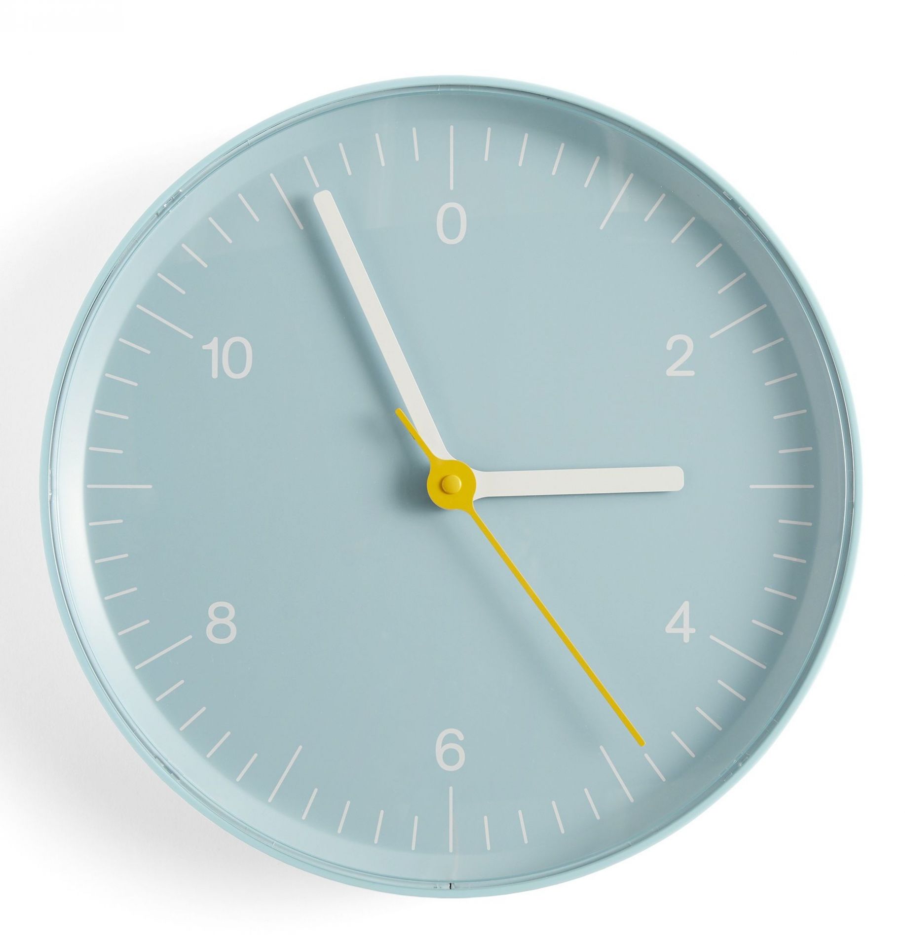 Helle, blaue Hay Wanduhr mit gelbem Sekundenzeiger und minimalistischem Design für moderne Wohnräume.