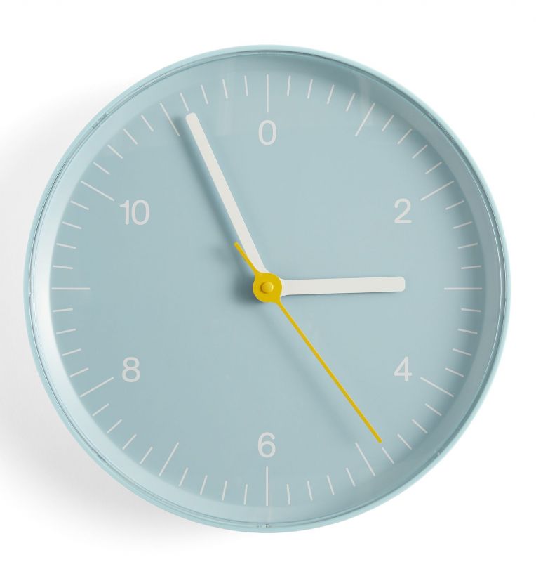 Helle, blaue Hay Wanduhr mit gelbem Sekundenzeiger und minimalistischem Design für moderne Wohnräume.