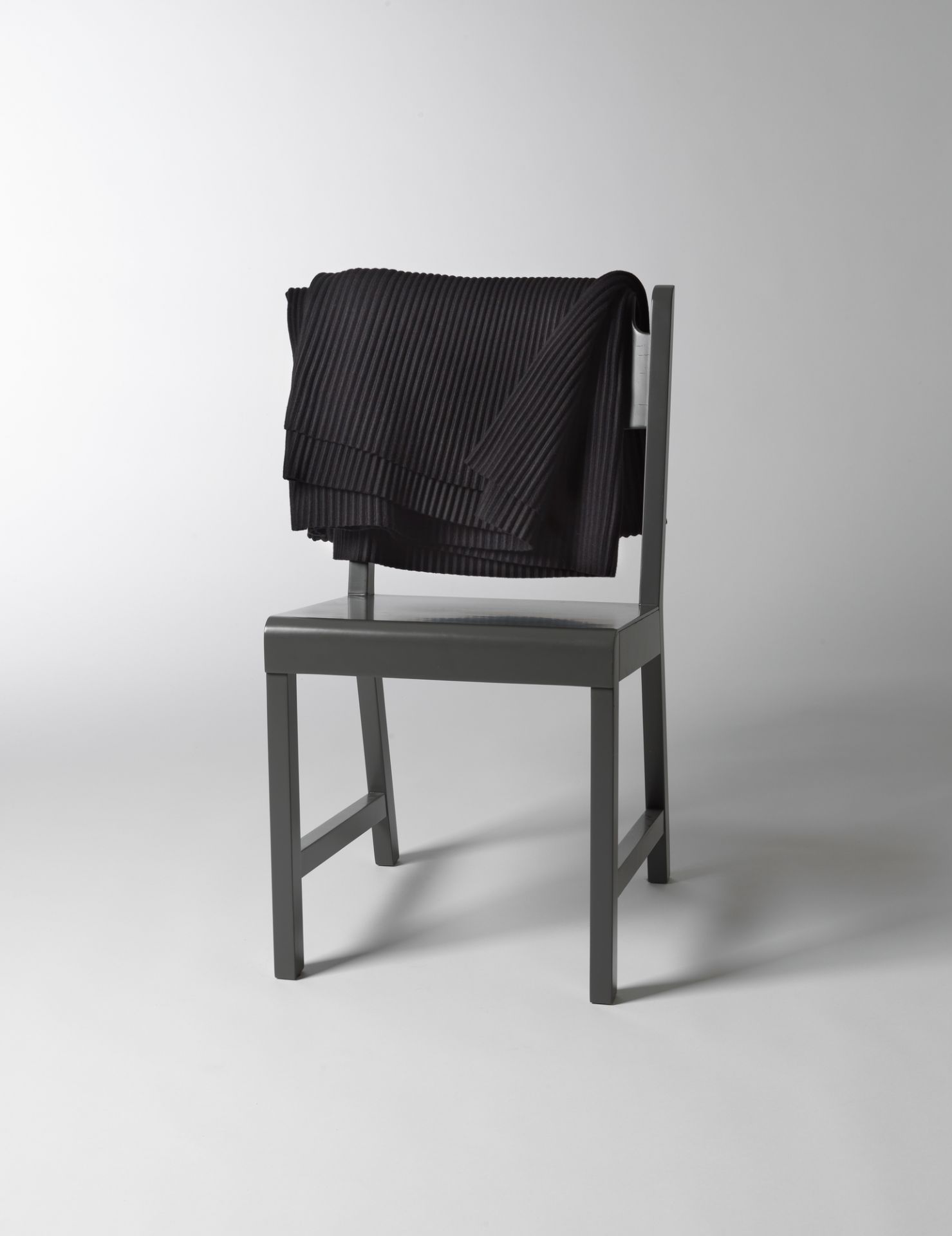 Schwarze Pleece Decke von Design House Stockholm auf einem Stuhl, weiche Wohndecke.