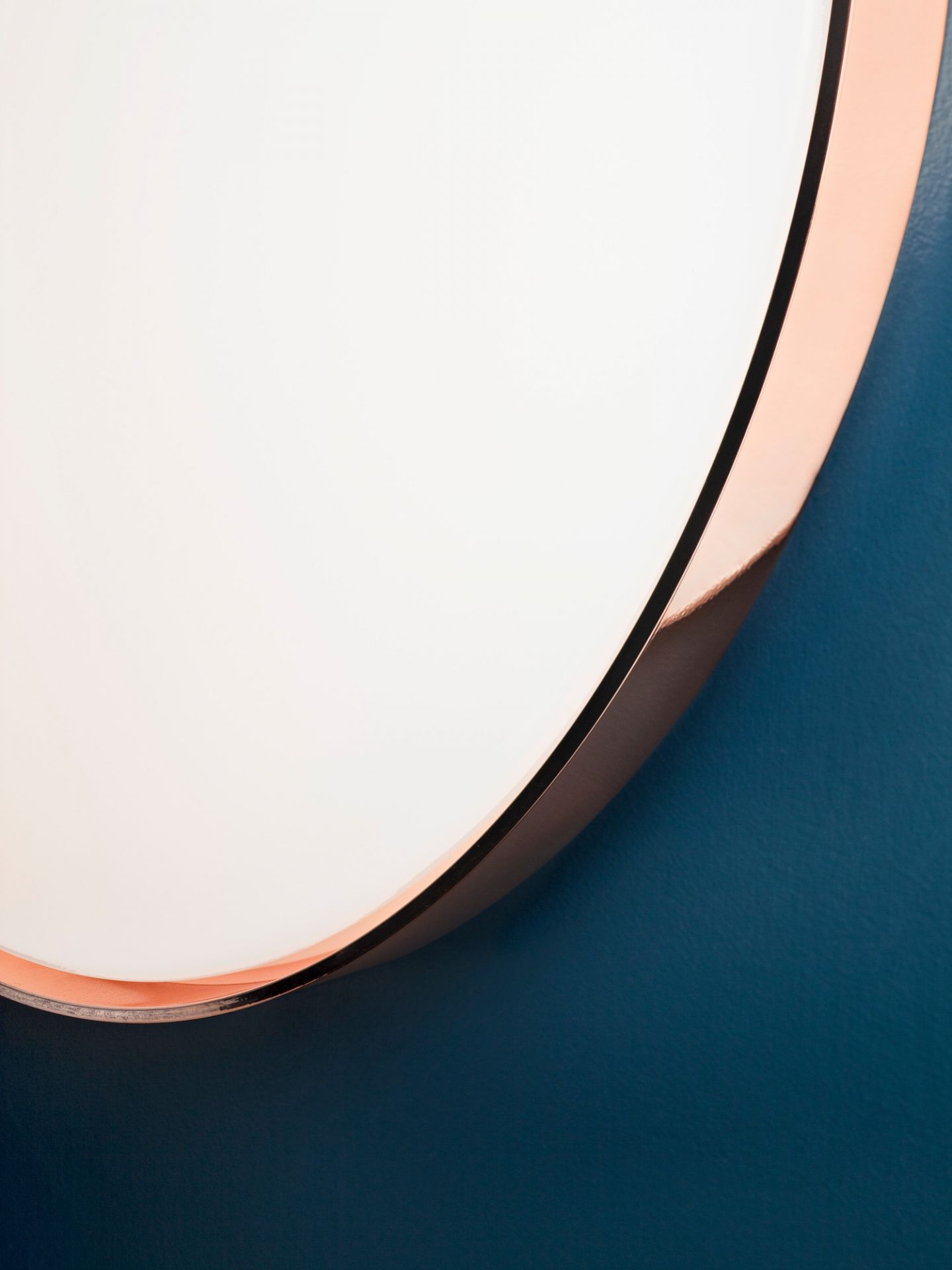 Detailaufnahme: Clara Ring für Wand- oder Deckenleuchte, transparent, mit Kupferrand auf blauem Hintergrund.