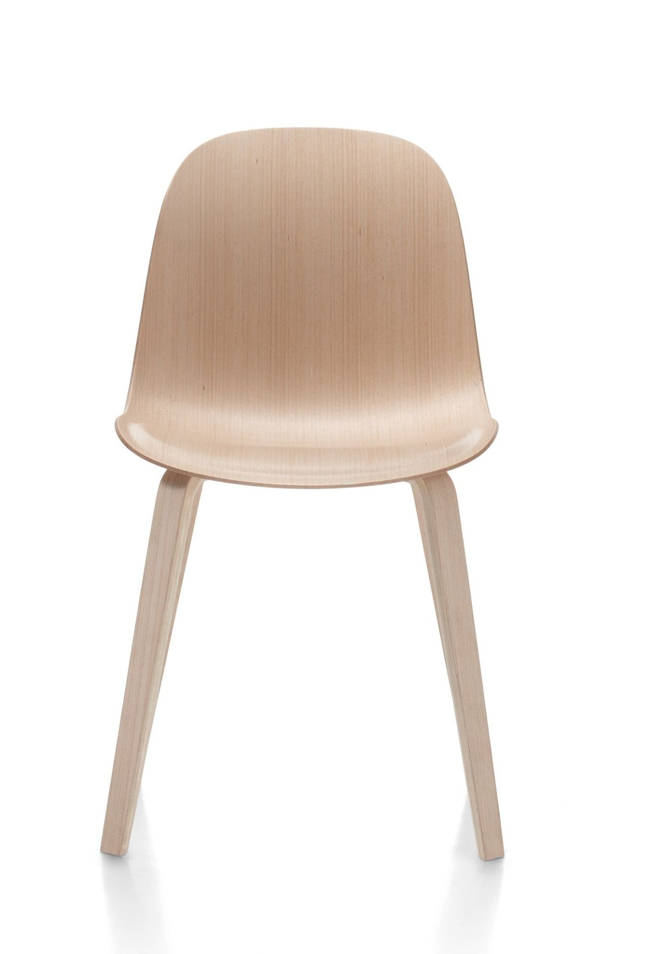 Press Chair Holzstuhl von MDF Italia, Ansicht von vorne, helles Holz, modernes Design.