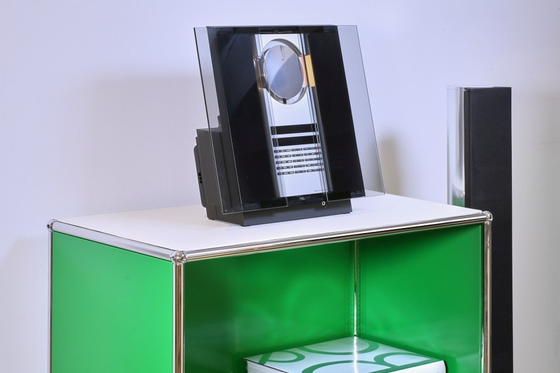 Weiße Lederauflage (35x25) für USM Sideboard Ecke, schützt Möbeloberfläche und bietet elegante Optik.