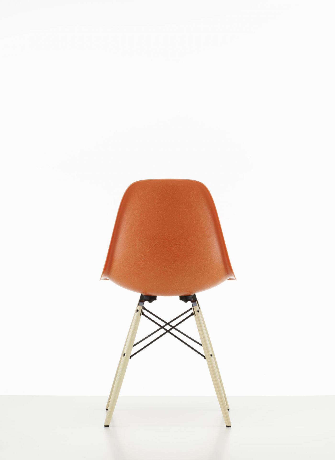 Eames DSW Stuhl in Navy Blue mit honigfarbenem Eschenholzgestell, Rückansicht. Designklassiker von Vitra.