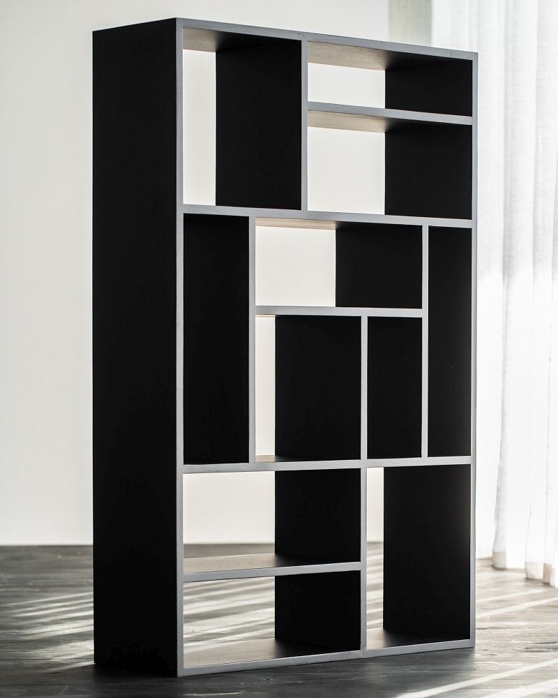 Schwarzes M Regal aus Eiche von Ethnicraft (B 104) mit asymmetrischer Fächeraufteilung.