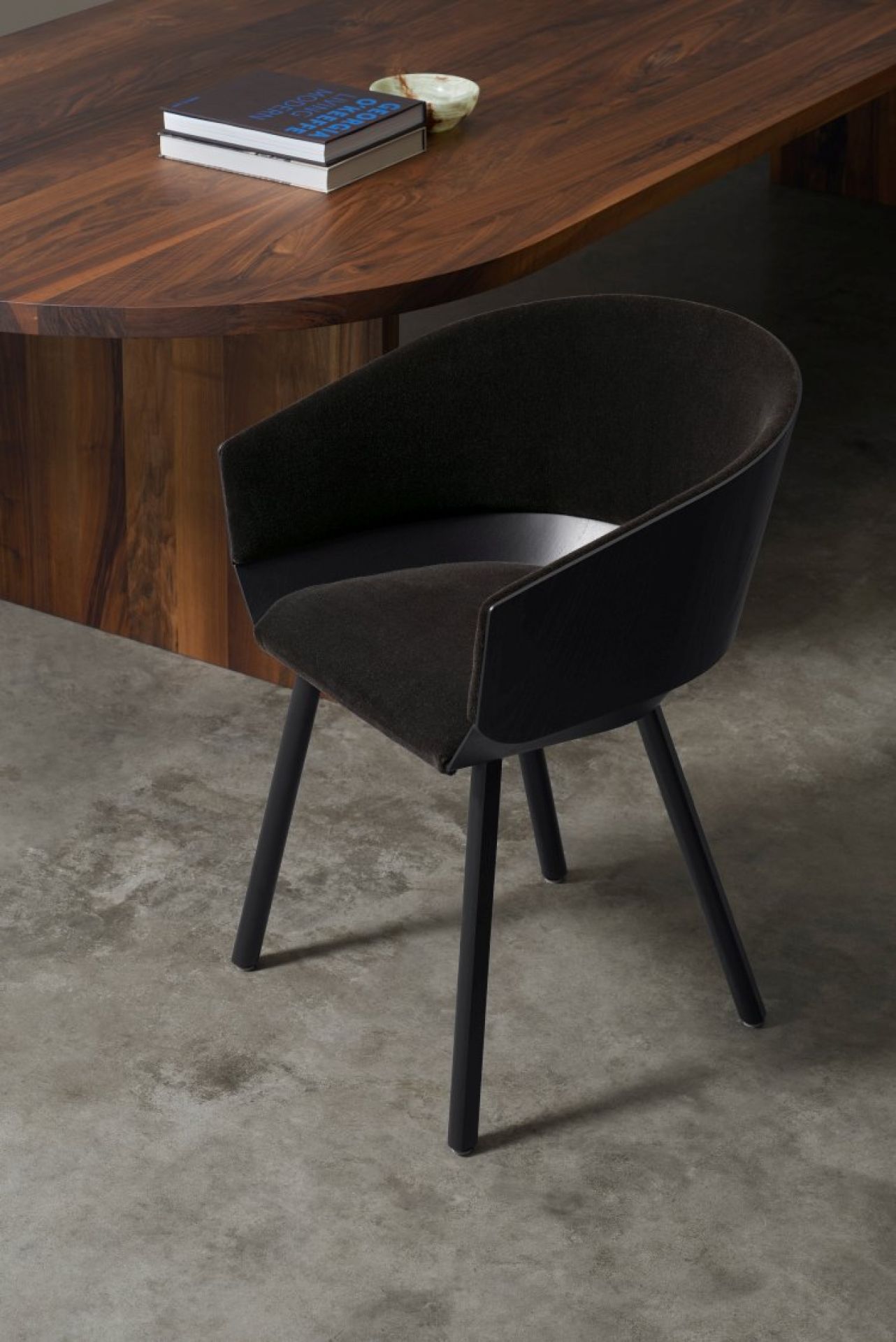 Schwarzer CH04 Houdini Stuhl von e15 mit gebeizter Eiche und lackiertem Finish. Designstuhl für Esszimmer.