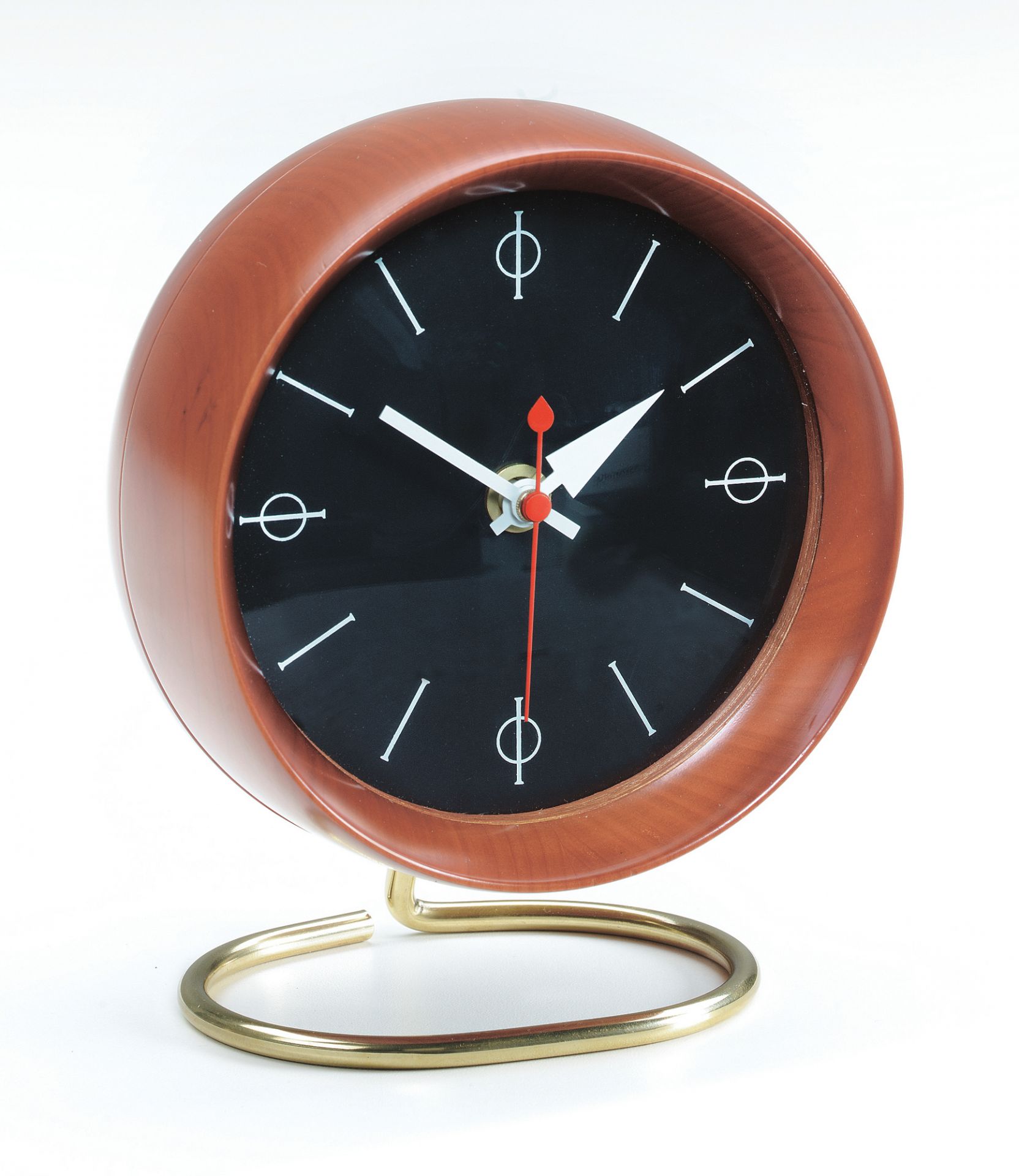 Nahaufnahme der Vitra Chronopak Tischuhr mit Holzgehäuse und goldenem Fuß.