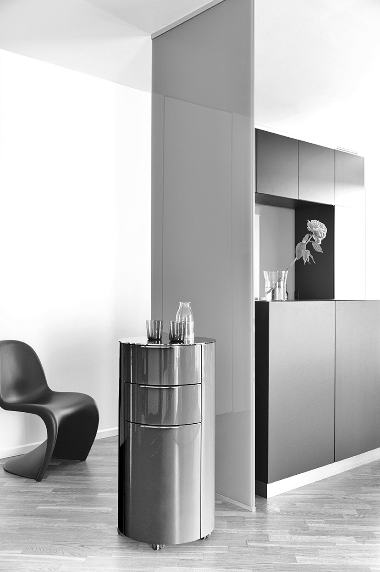 Conga Rundkommode von Schönbuch mit drei Schubladen im modernen Wohnambiente, Grautöne.