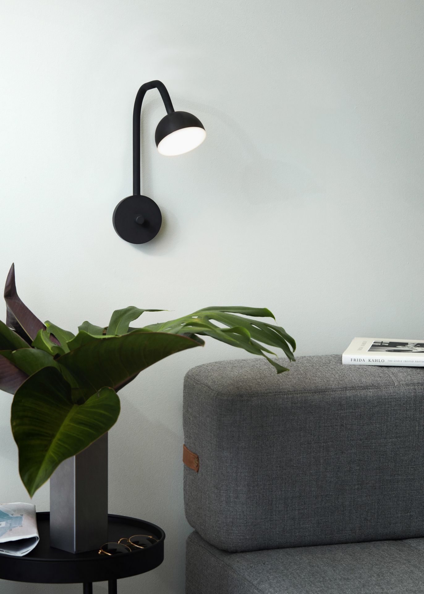 Nahaufnahme der Northern Blush LED Wandleuchte in Schwarz, modernes Design.