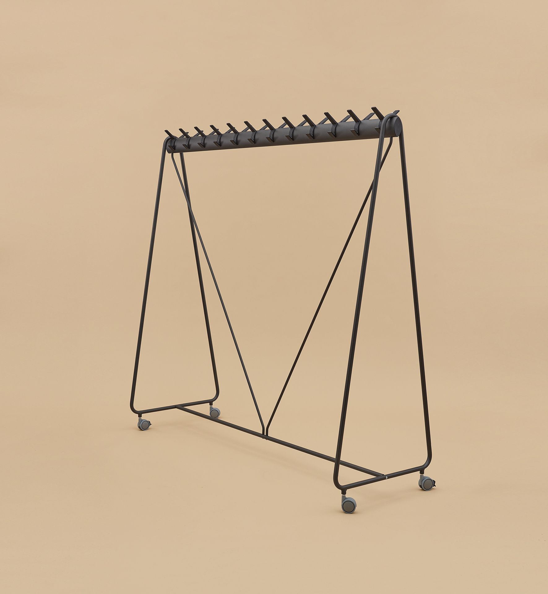 Ellipse Garderobe von Segis, mobile Kleiderstange mit 24 Haken und Rollen, ideal für Büro.