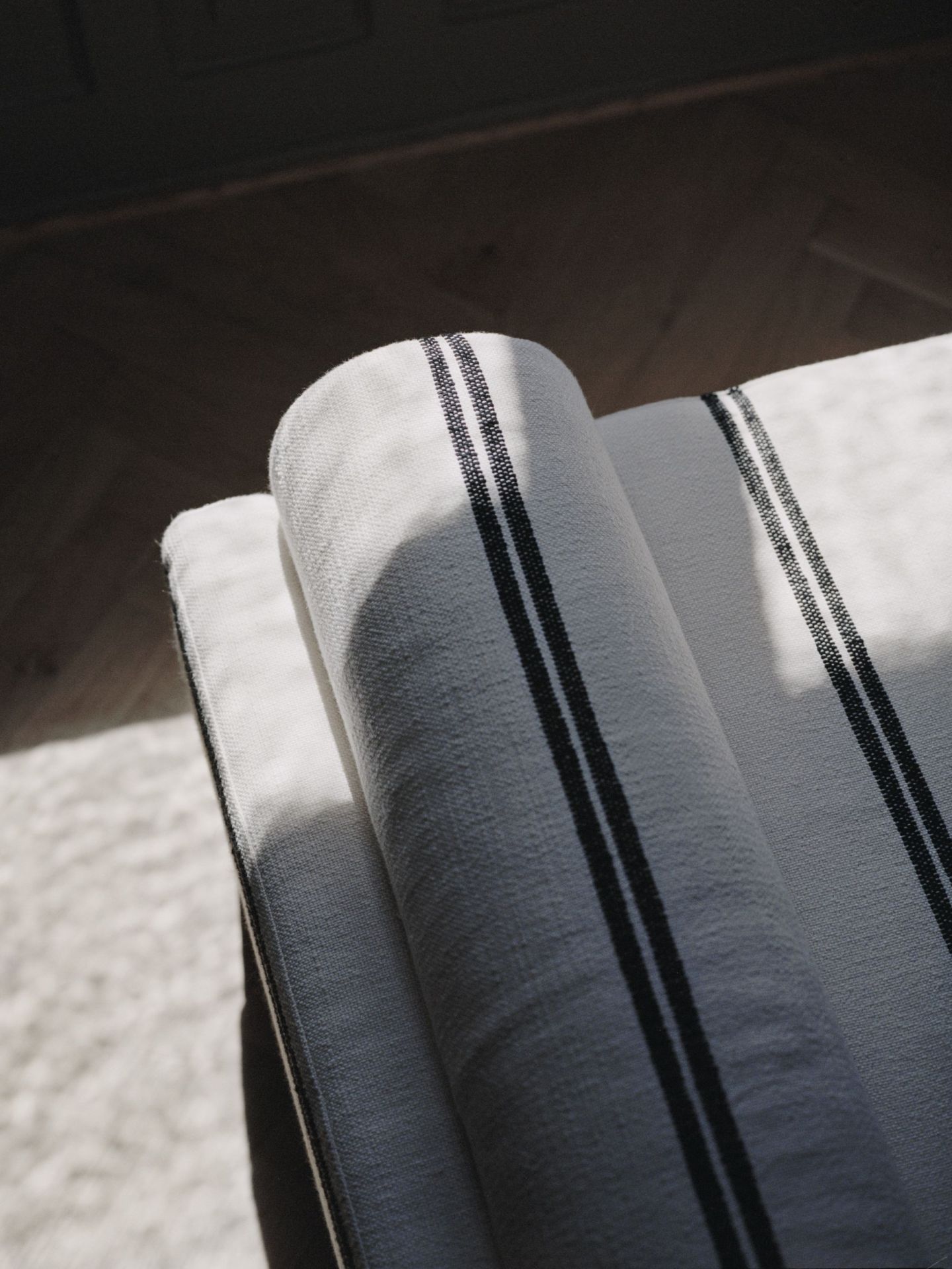 Detailaufnahme des Mass Tagesbetts Ohio mit schwarzem Streifenmuster und Textur.