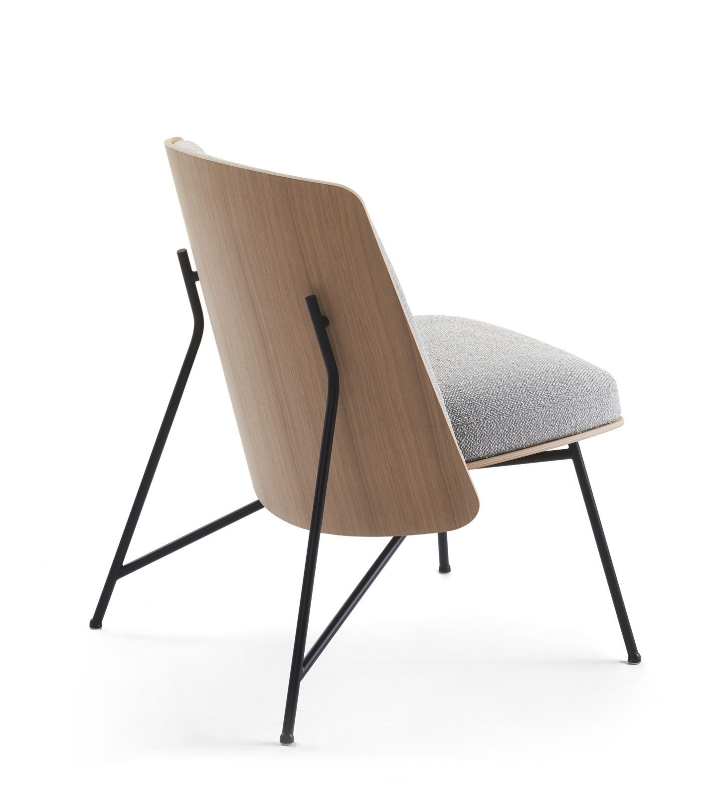 Tinker Sessel von Prostoria, Ansicht von hinten, Holzlehne, grauer Stoffbezug und schwarzes Metallgestell.