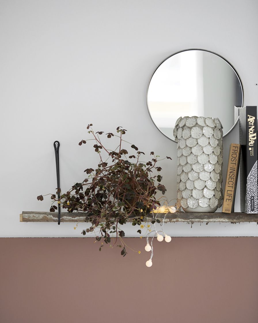 Apart Regalhalter von House Doctor: Dekorative Wandregal-Szene mit Pflanze, Lampe und Spiegel.