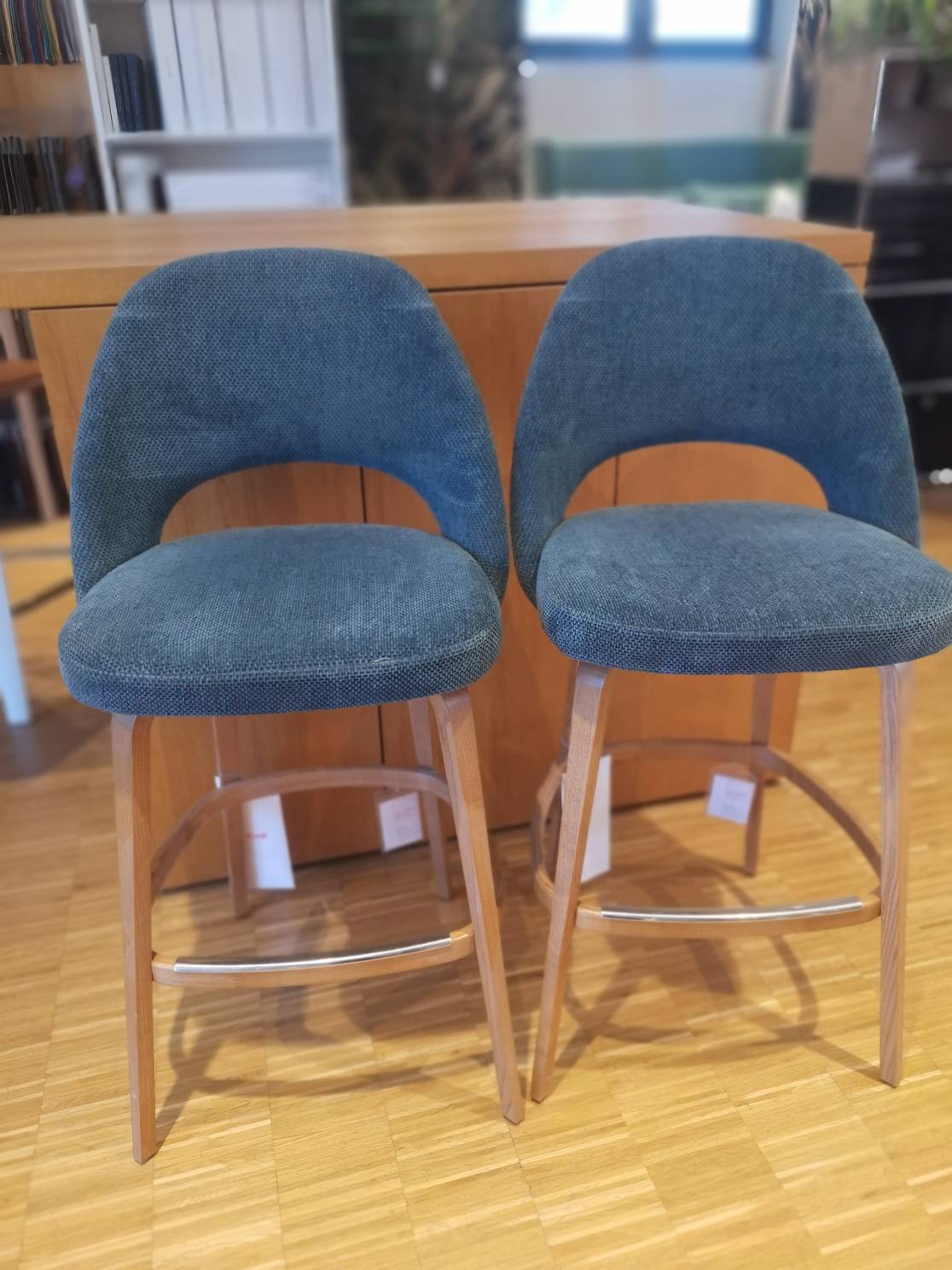 Zwei blaue Saarinen Barhocker mit Holzbeinen, Ausstellungsstücke von Knoll International, für Küche oder Bar.