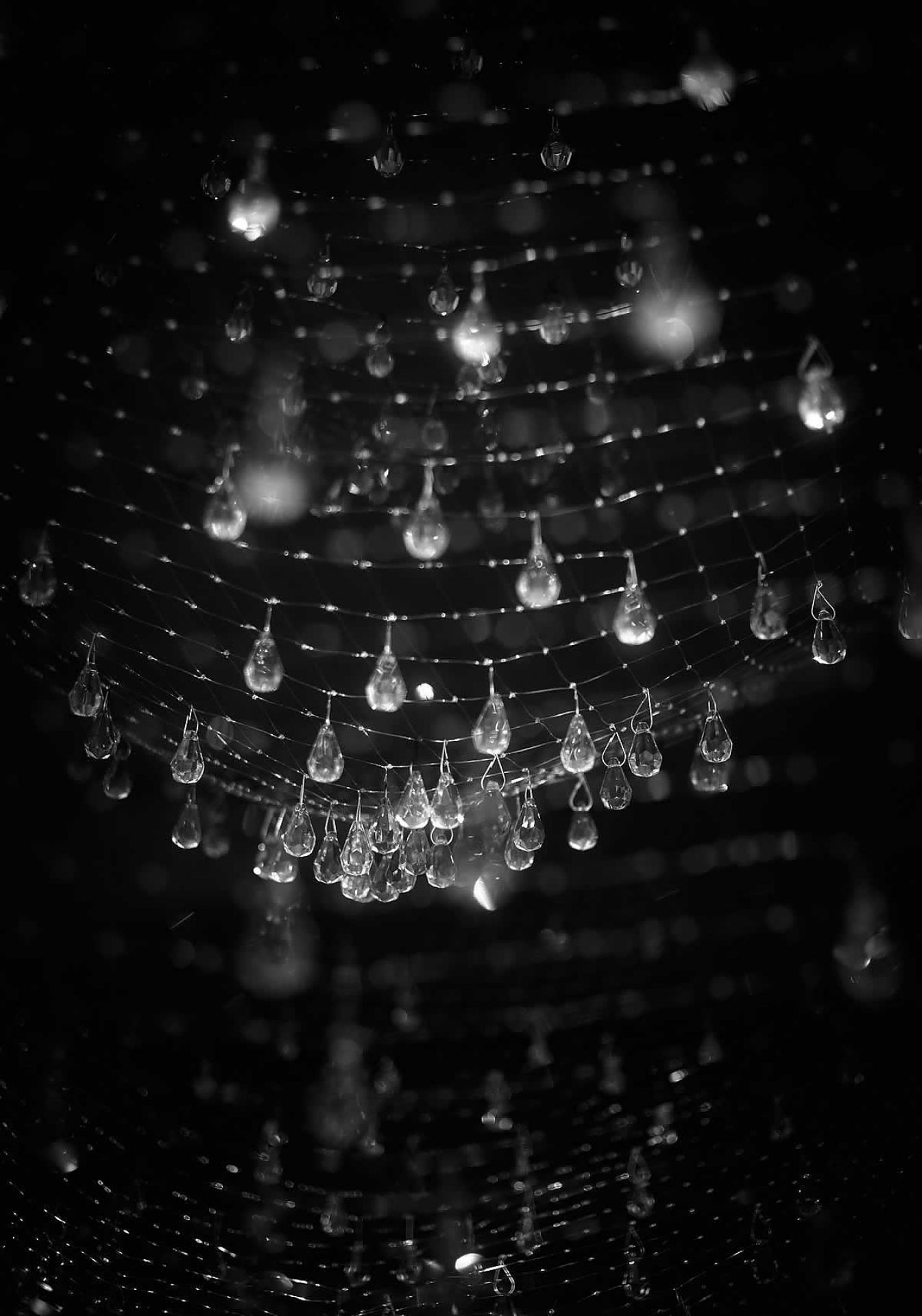 Detailaufnahme der LACRIME DEL PESCATORE Pendelleuchte von Ingo Maurer mit hängenden Kristalltropfen.