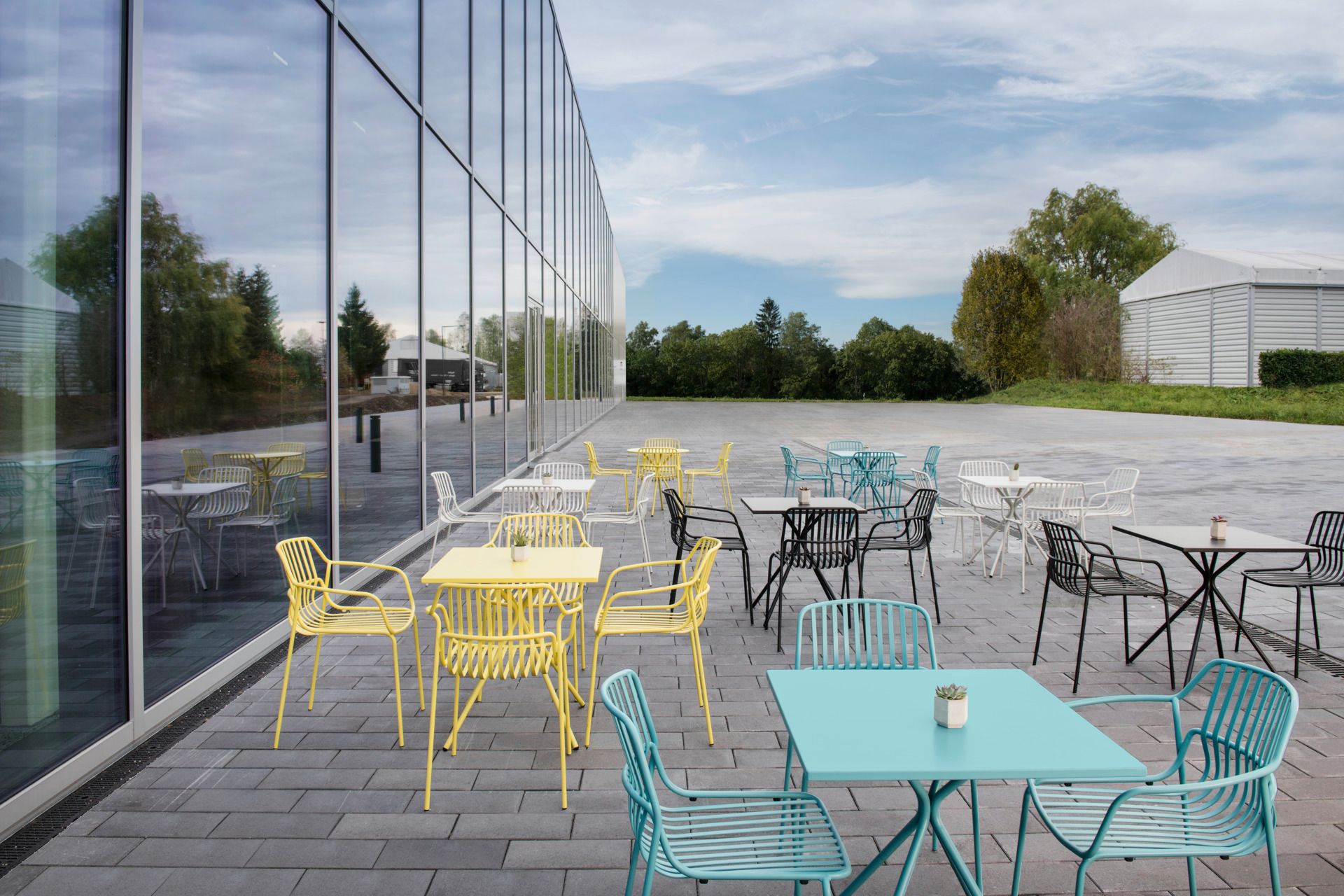 Brunner Crona Steel Bistrotische quadratisch Outdoor in verschiedenen Farben auf einer Terrasse. Stahlmöbel für Gastronomie.