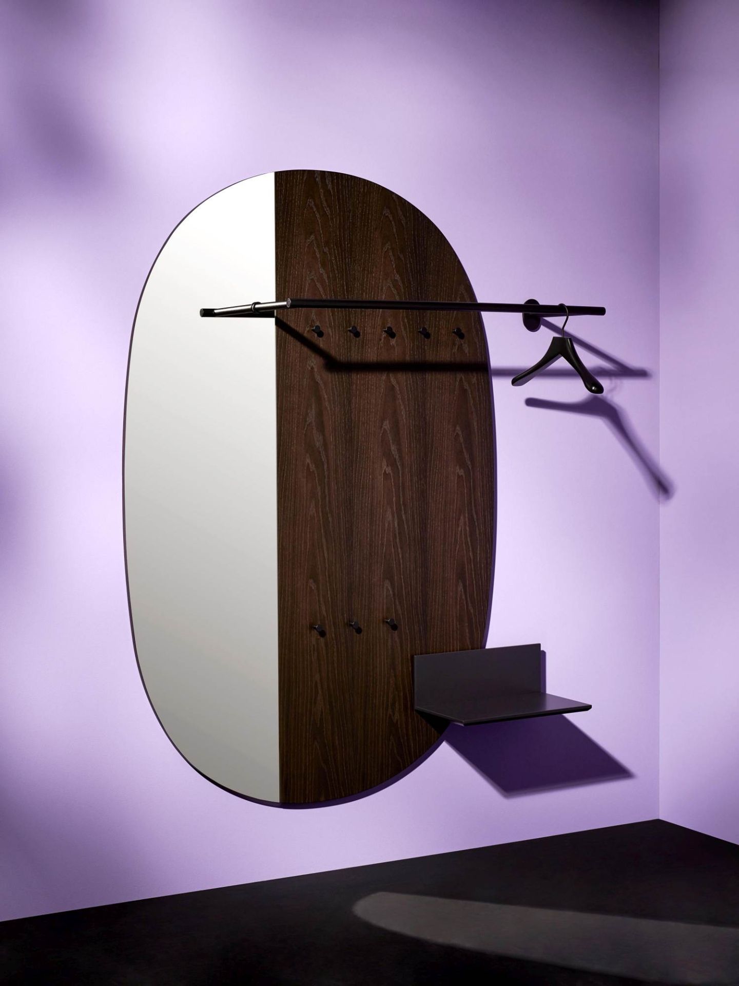 Schönbuch Mask Paneelgarderobe mit Spiegel, Kleiderstange, Haken und Ablage in modernem Design.