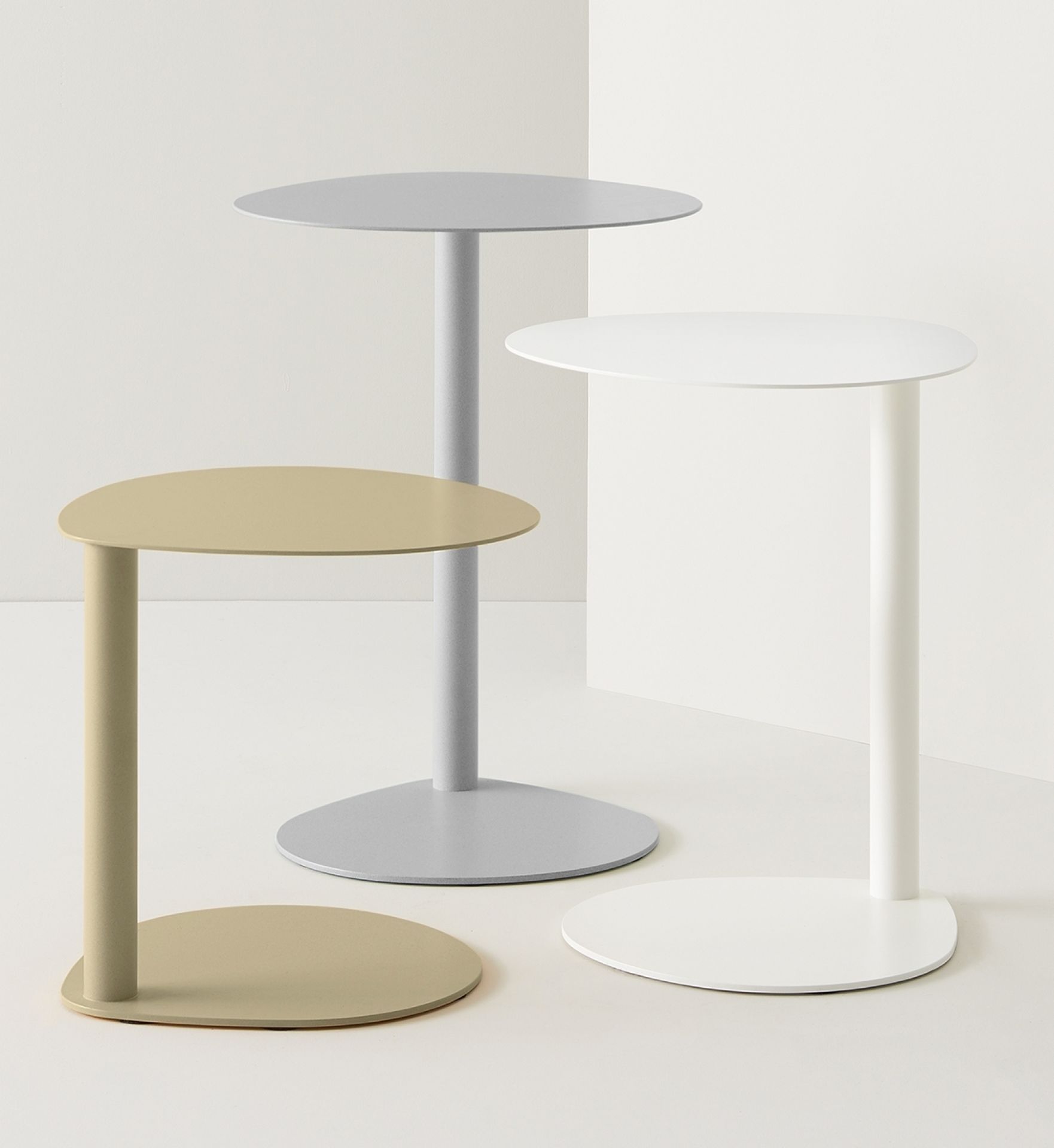 Drei moderne Beistelltische in Grau, Weiß und Beige. Easy Boy Tisch für Wohnzimmer und Büro.