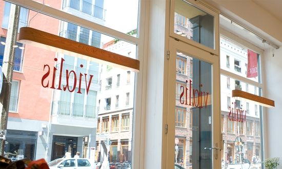 I-Club Pendelleuchte von LZF Lamps in Kirsche, moderne Hängeleuchte für stilvolle Innenräume.