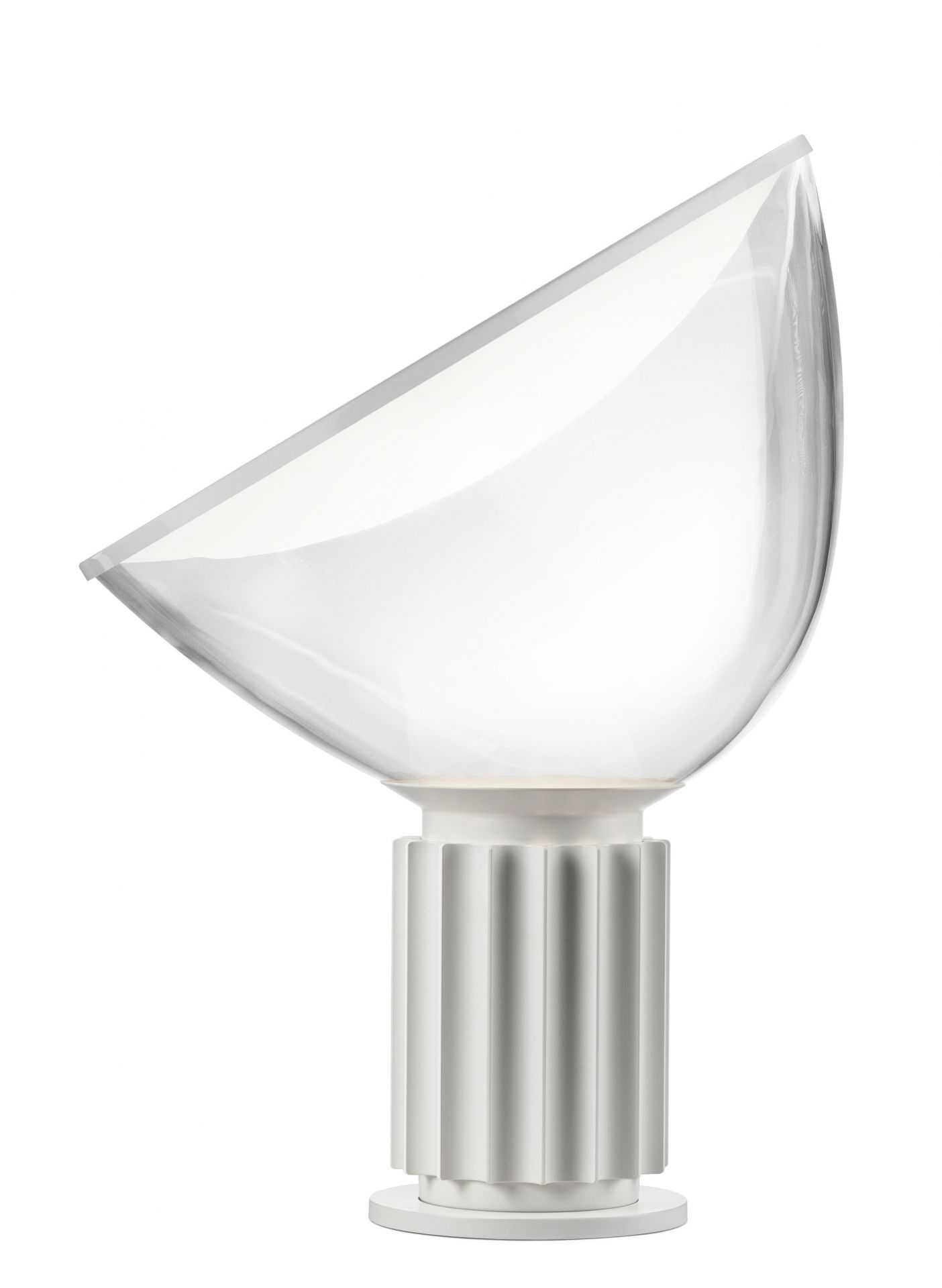 Taccia Tischleuchte von Flos: Moderne LED Lampe mit weißem, geriffeltem Sockel und Glasschirm.