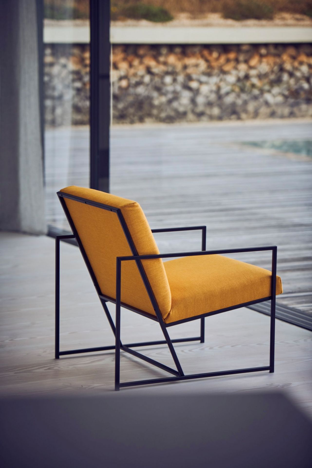 Moderner gelber Sessel mit schwarzem Metallgestell, ähnlich dem Jan Kurtz Style Sessel.