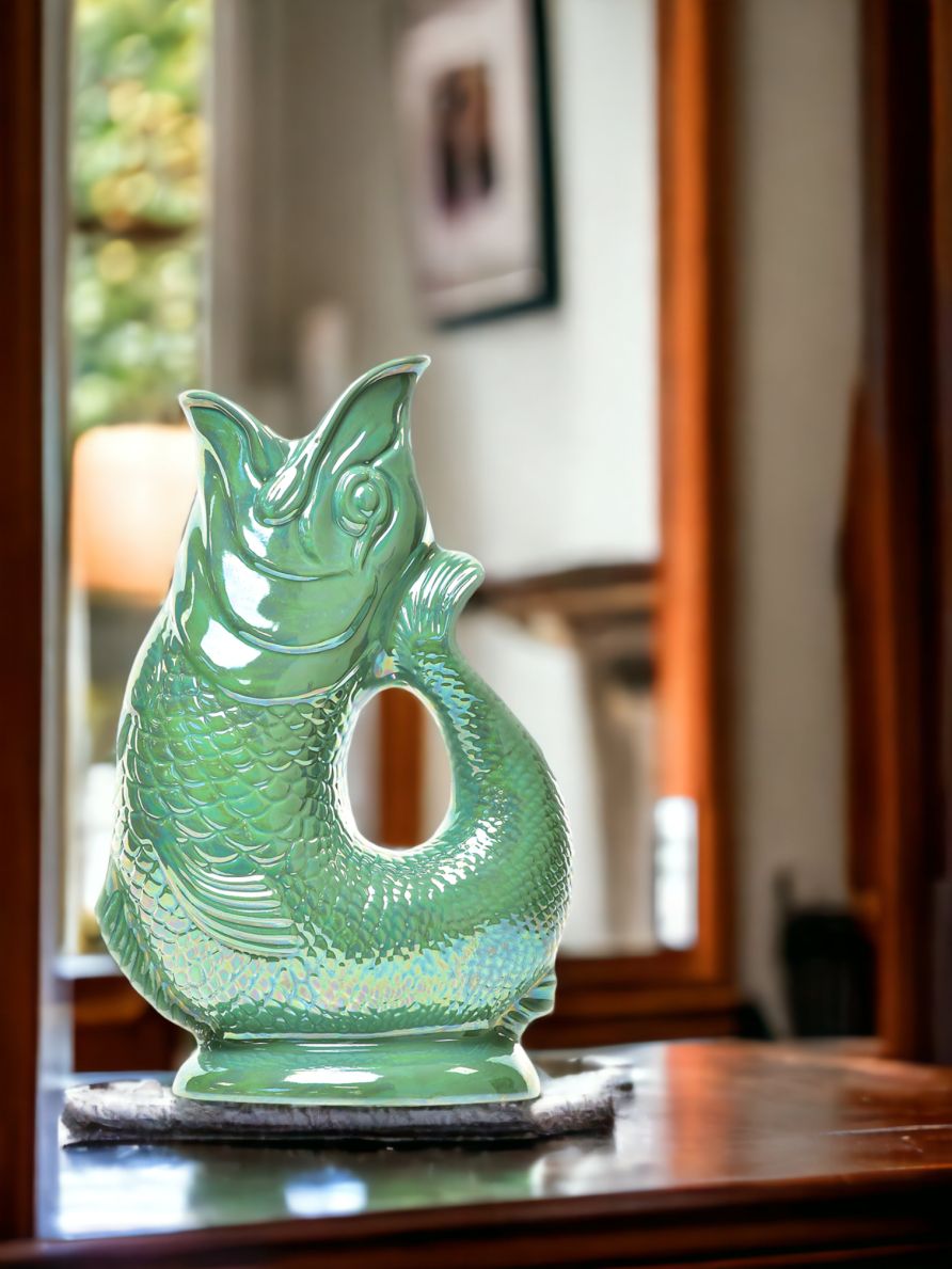 Grüne Gluckigluck Karaffe in Fischform mit schimmerndem Finish, dekorative Wasserkaraffe für Tisch und Küche.
