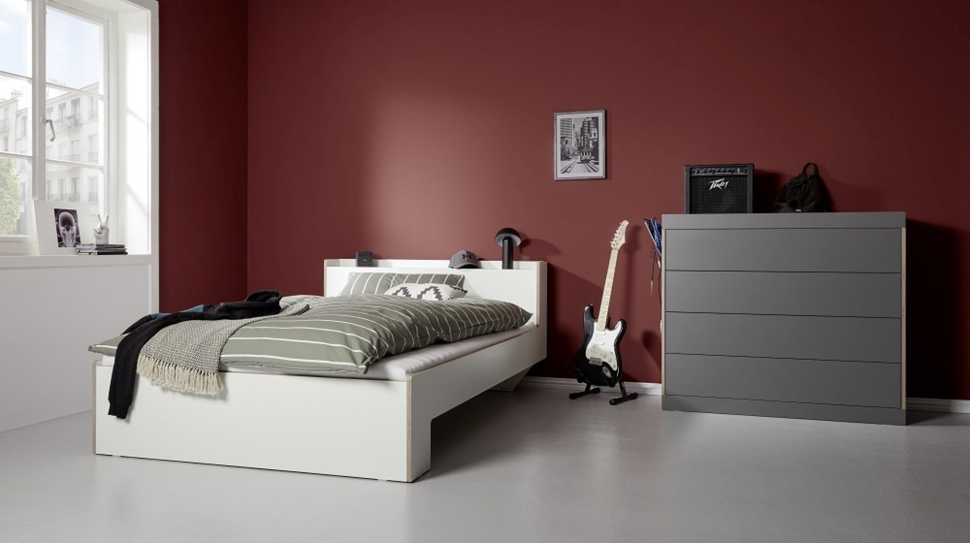 Nook Einzelbett von Müller Möbelwerkstätten in Weiß mit anthrazitfarbener Kommode im Schlafzimmer.