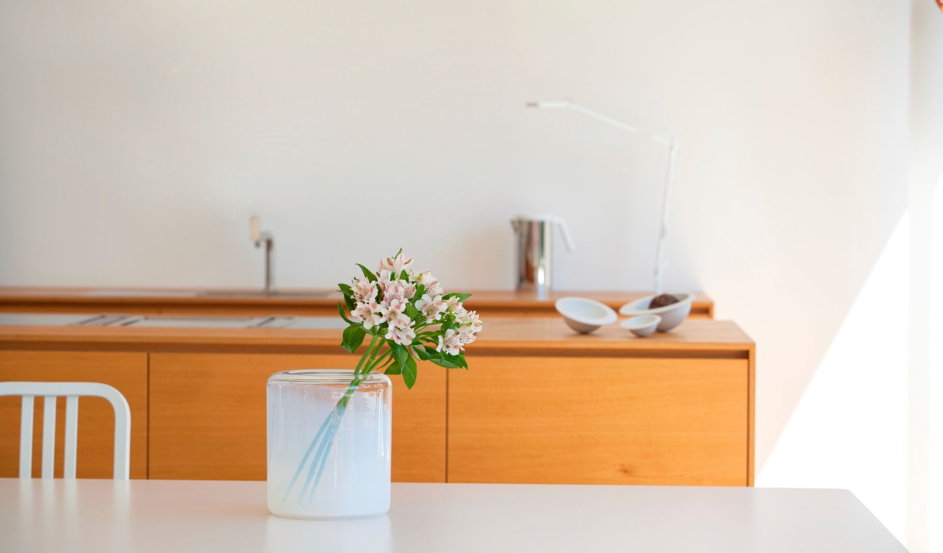 Nahaufnahme der Glasgow Vase mit Blumen, moderne Glasvase für stilvolle Blumendekoration.