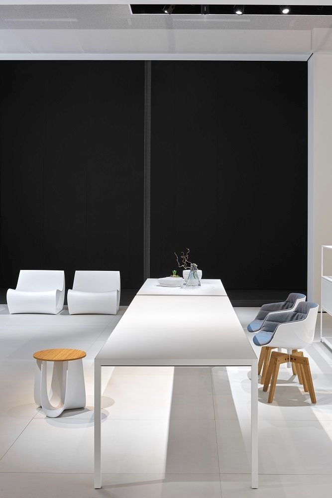 Innenaufnahme: Moderner SIGN Sessel von MDF Italia in Schlamm matt, Indoor/Outdoor Sitzmöbel Design.