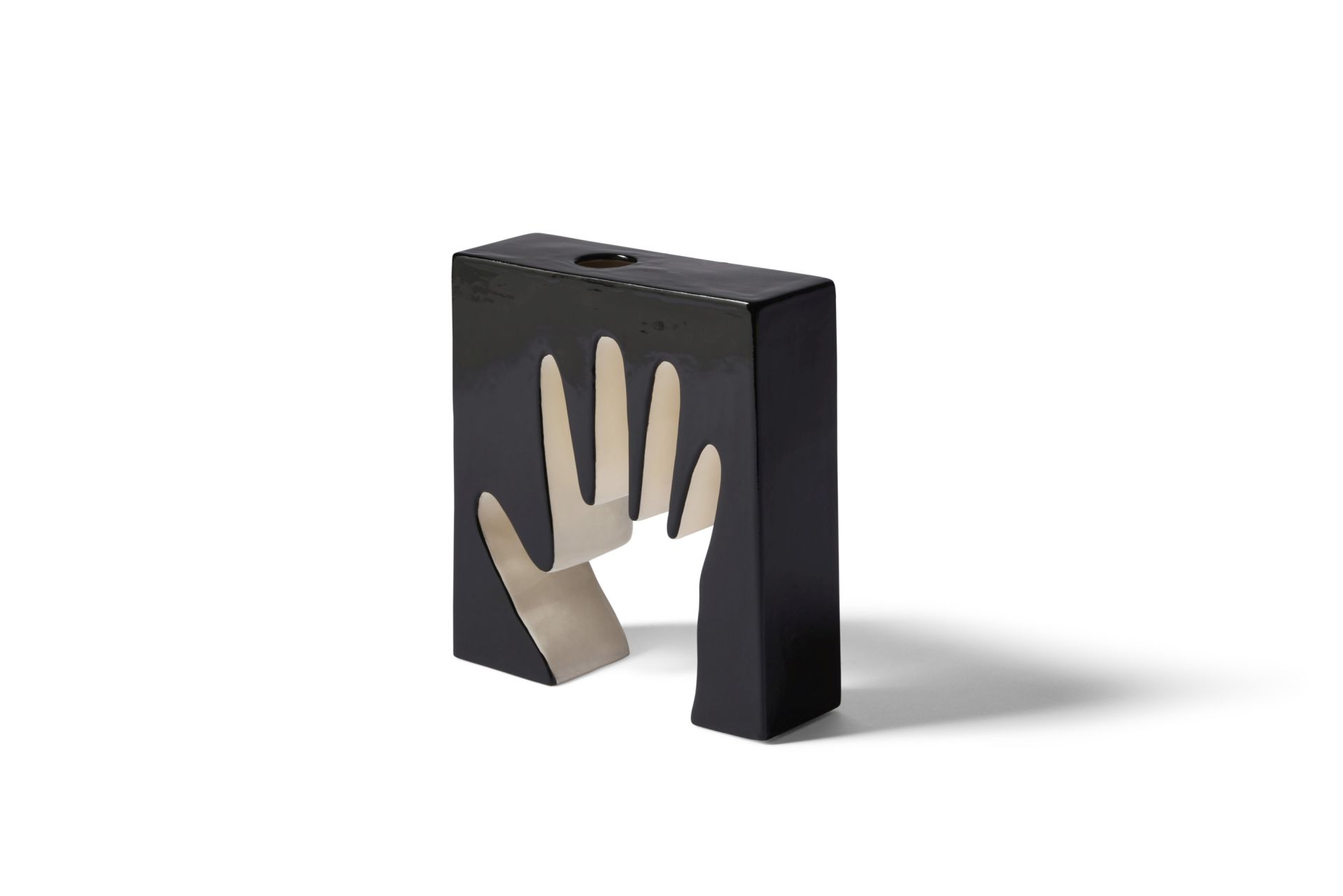 Schwarze Cassina Keramikvase "Impronta Mano" mit abstrakter, beiger Handform als modernes Deko-Objekt.