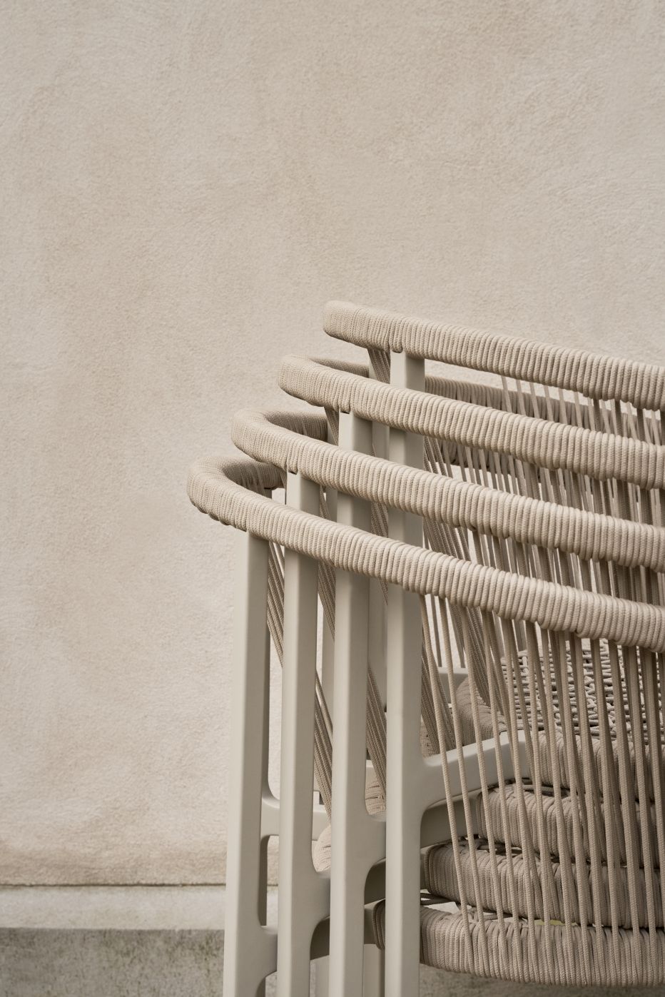 Detailansicht des Lagrasse Stuhl Chair Outdoor Vipp, beige Seilbespannung und minimalistisches Design.