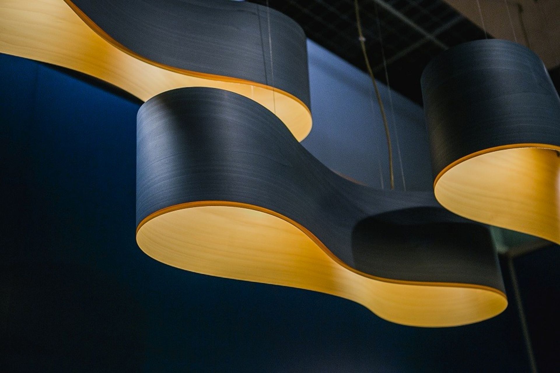 Detailaufnahme der blauen New Wave Pendelleuchte von LZF Lamps mit warmem Licht.