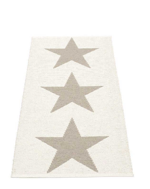 Viggo One Pappelina Kunststoffteppich 70x150 cm Schlamm mit drei grauen Sternen auf weißem Grund.
