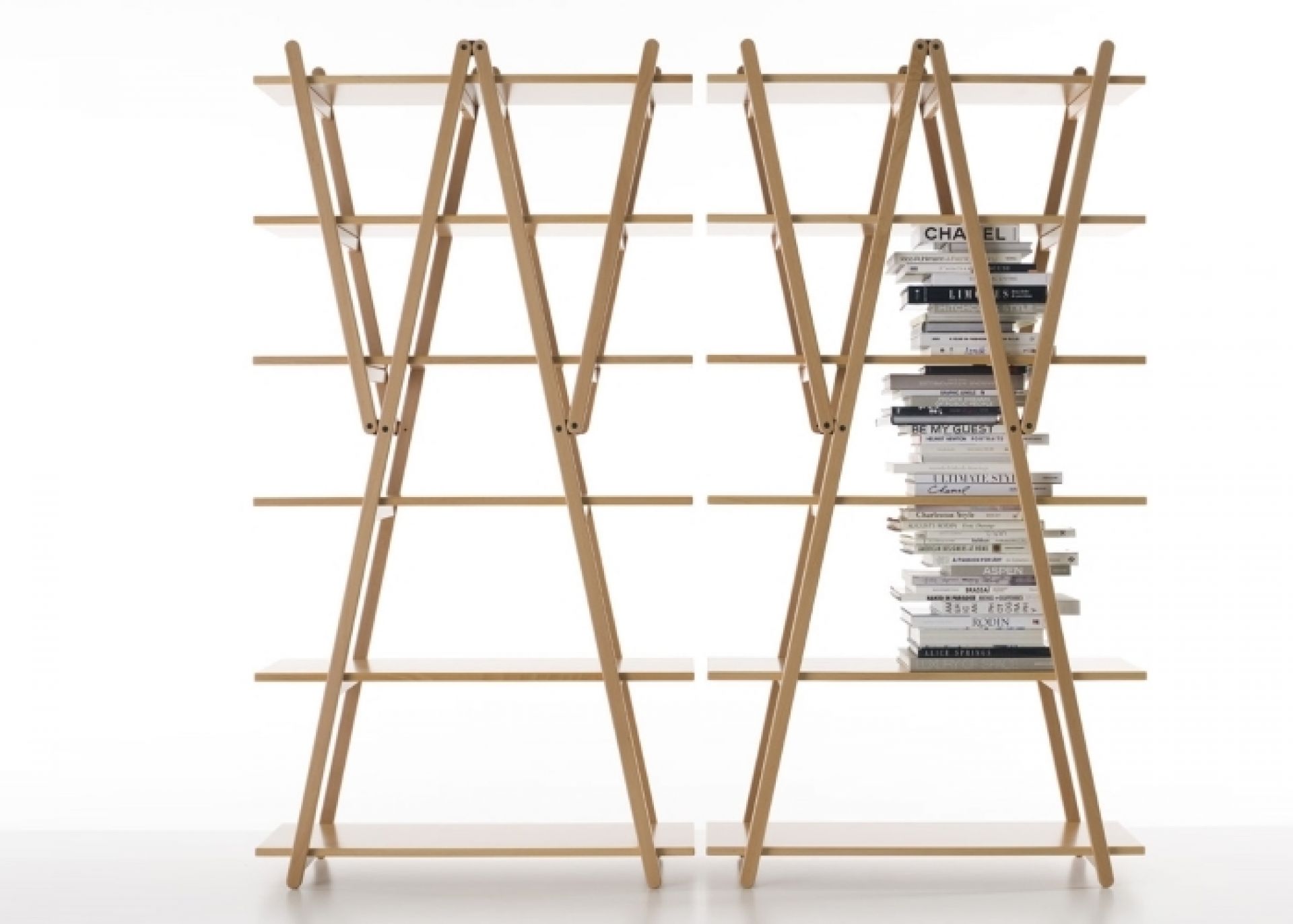 Nuvola Rossa Bücherregal mit Holzstruktur und weißen Regalböden, eines mit Bücherstapel. Design Möbel.