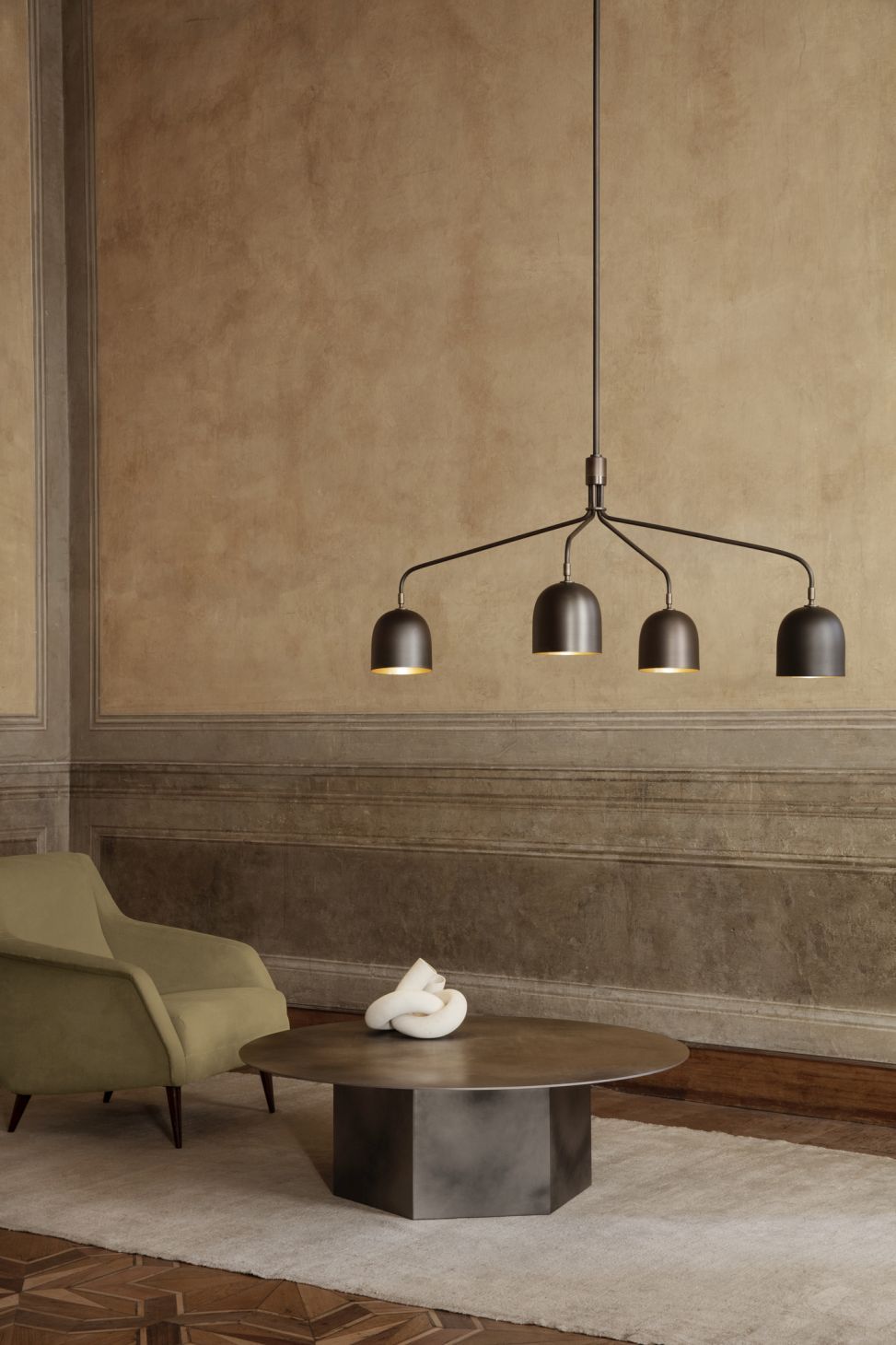 Epic Couchtisch von Gubi, Stahl, rund, mit skulpturalem Sockel. Modernes Wohnzimmer Interieur.