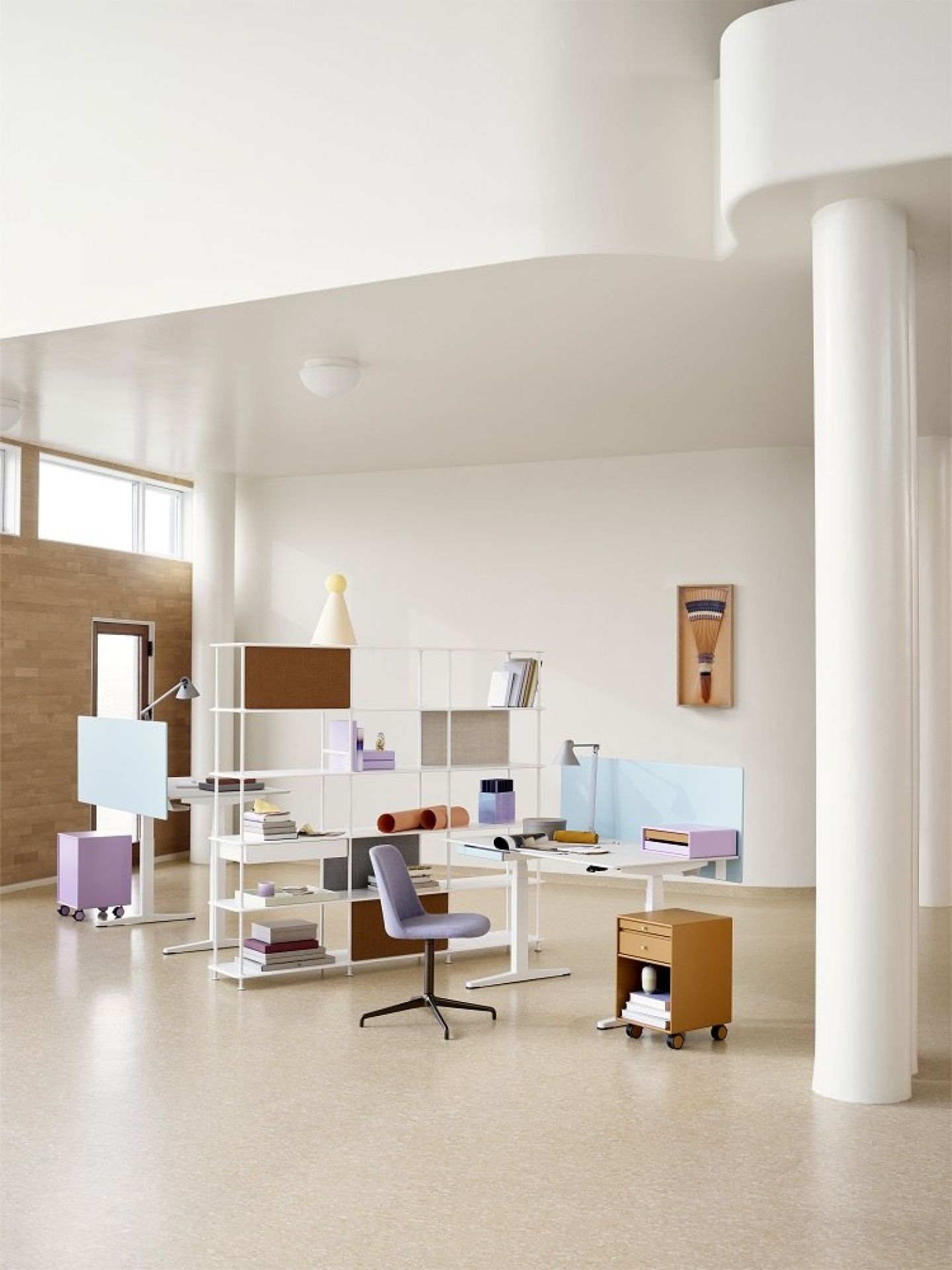 Heller Raum mit zwei höhenverstellbaren Montana Arbeitstischen und Regalsystem für Büro oder Homeoffice.