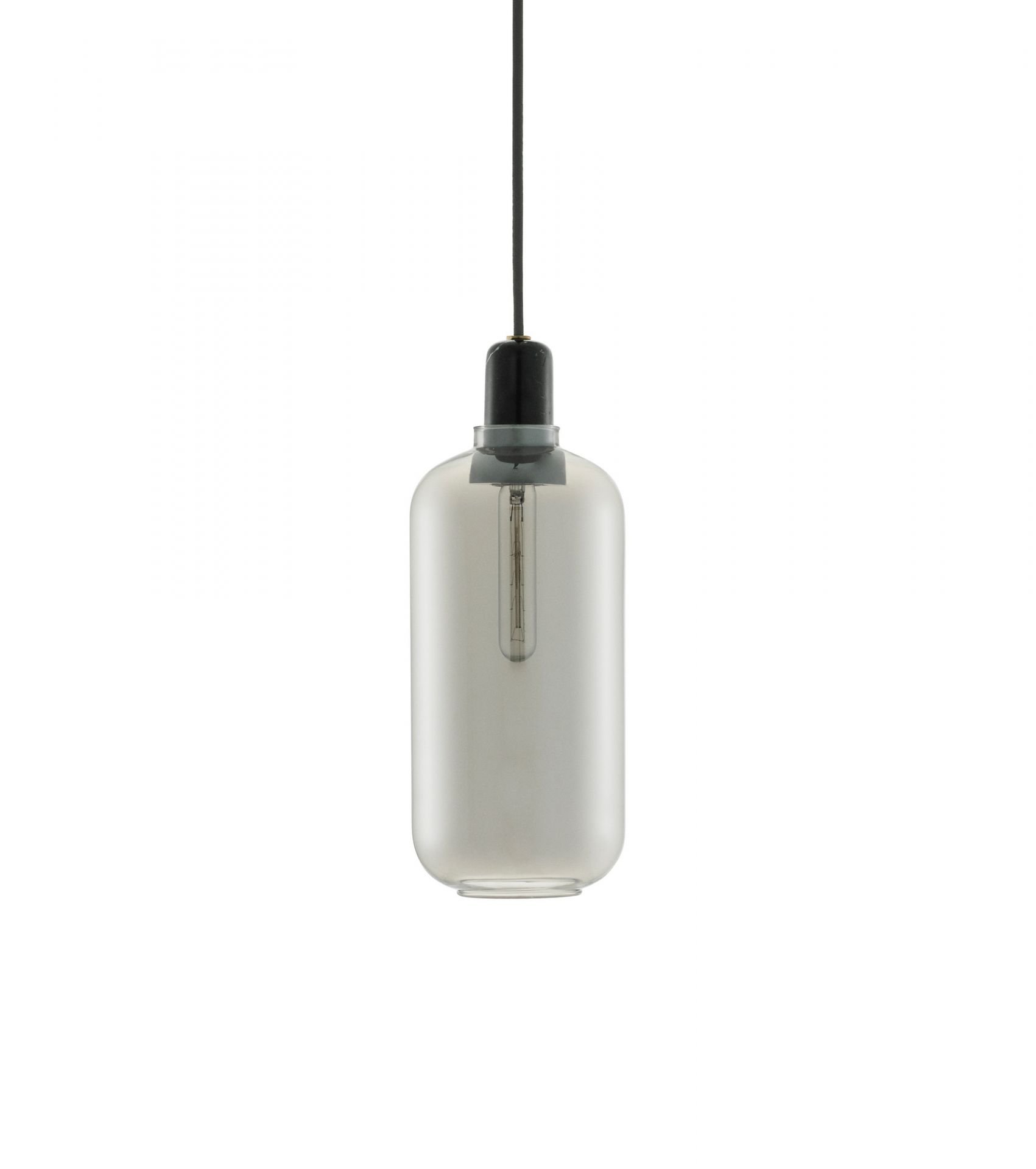 Amp Lamp Hängeleuchte von Normann Copenhagen in Rauchglas und Schwarz, moderne Pendelleuchte.