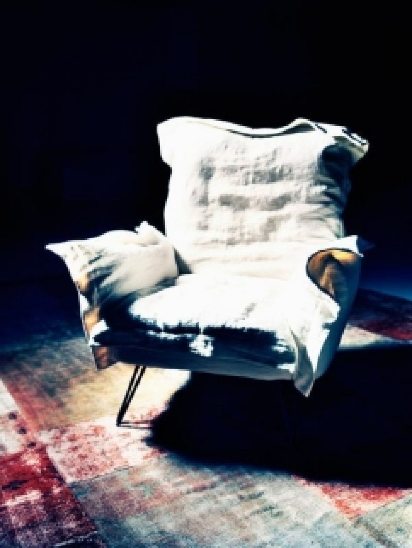 Weißer Design Sessel "Cloudscape" von Moroso Diesel auf einem gemusterten Teppich, modernes Wohnzimmer Möbel.