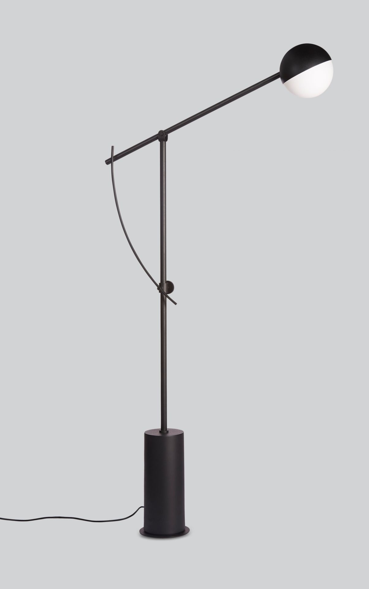 Schwarze Balancer Stehleuchte von Northern mit rundem Lampenschirm und minimalistischem Design.