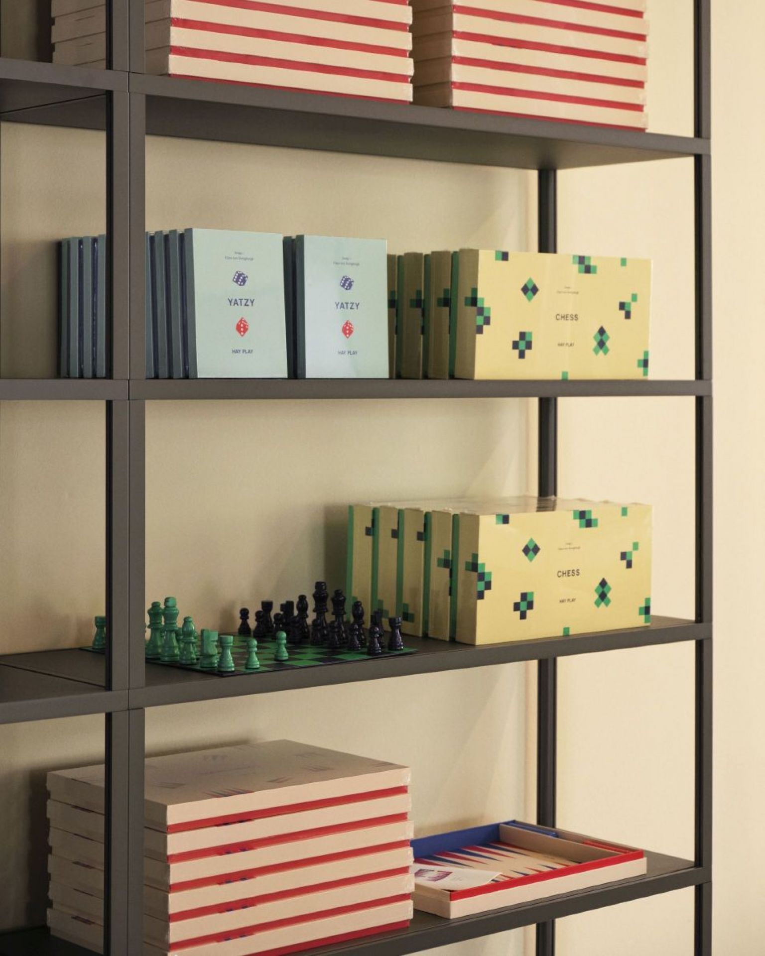 Regal mit Play Yatzy DE Blau Hay, Schach und Backgammon Spielen.