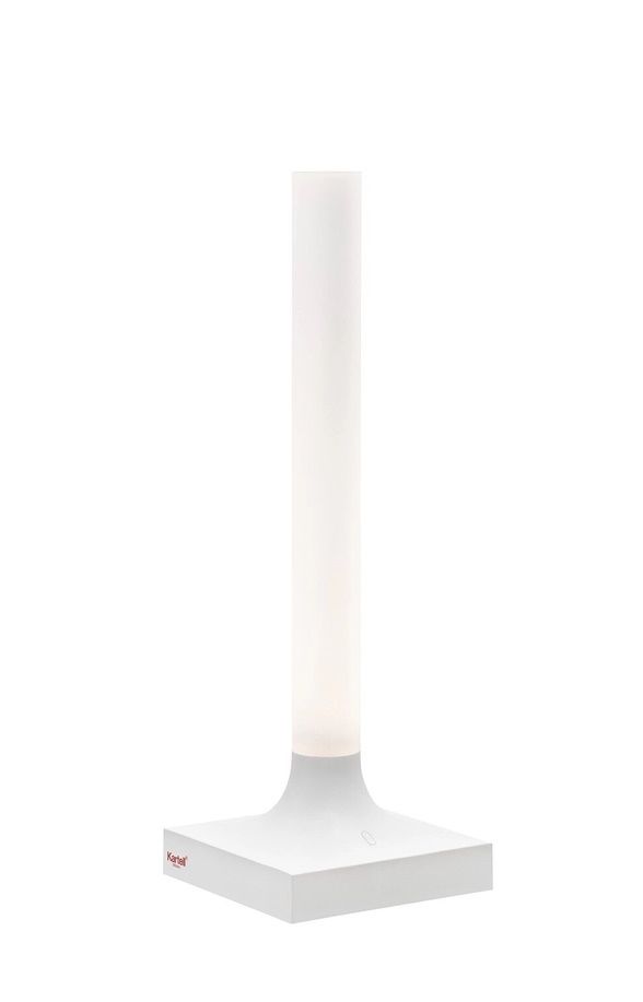 Weiße, matte Kartell Goodnight Akkuleuchte mit zylindrischem Leuchtkörper und quadratischem Sockel.