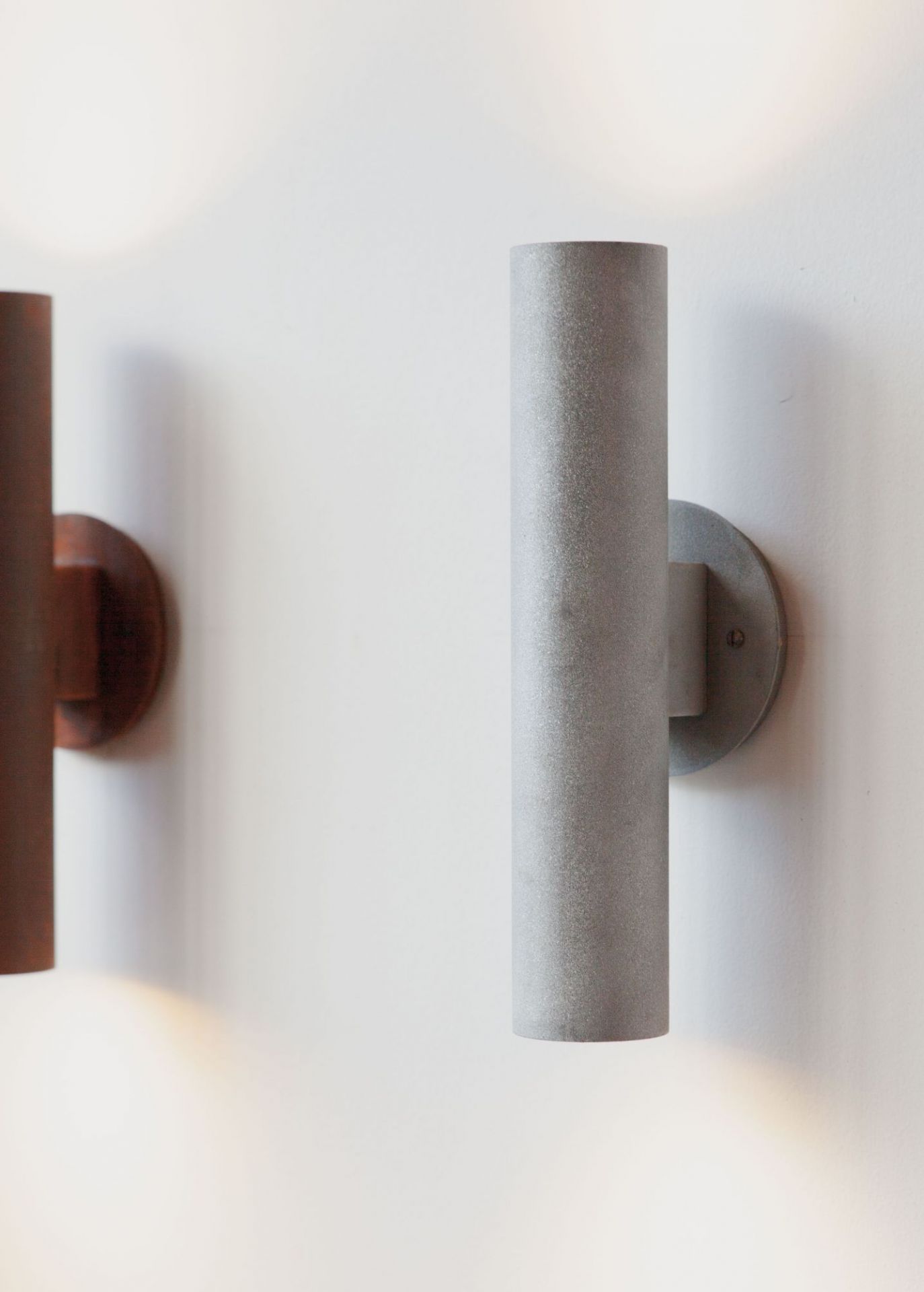 Graue Graypants Wandleuchte Sconce30: Moderne Innenbeleuchtung mit zylindrischem Lampenschirm und sanftem Lichtschein.