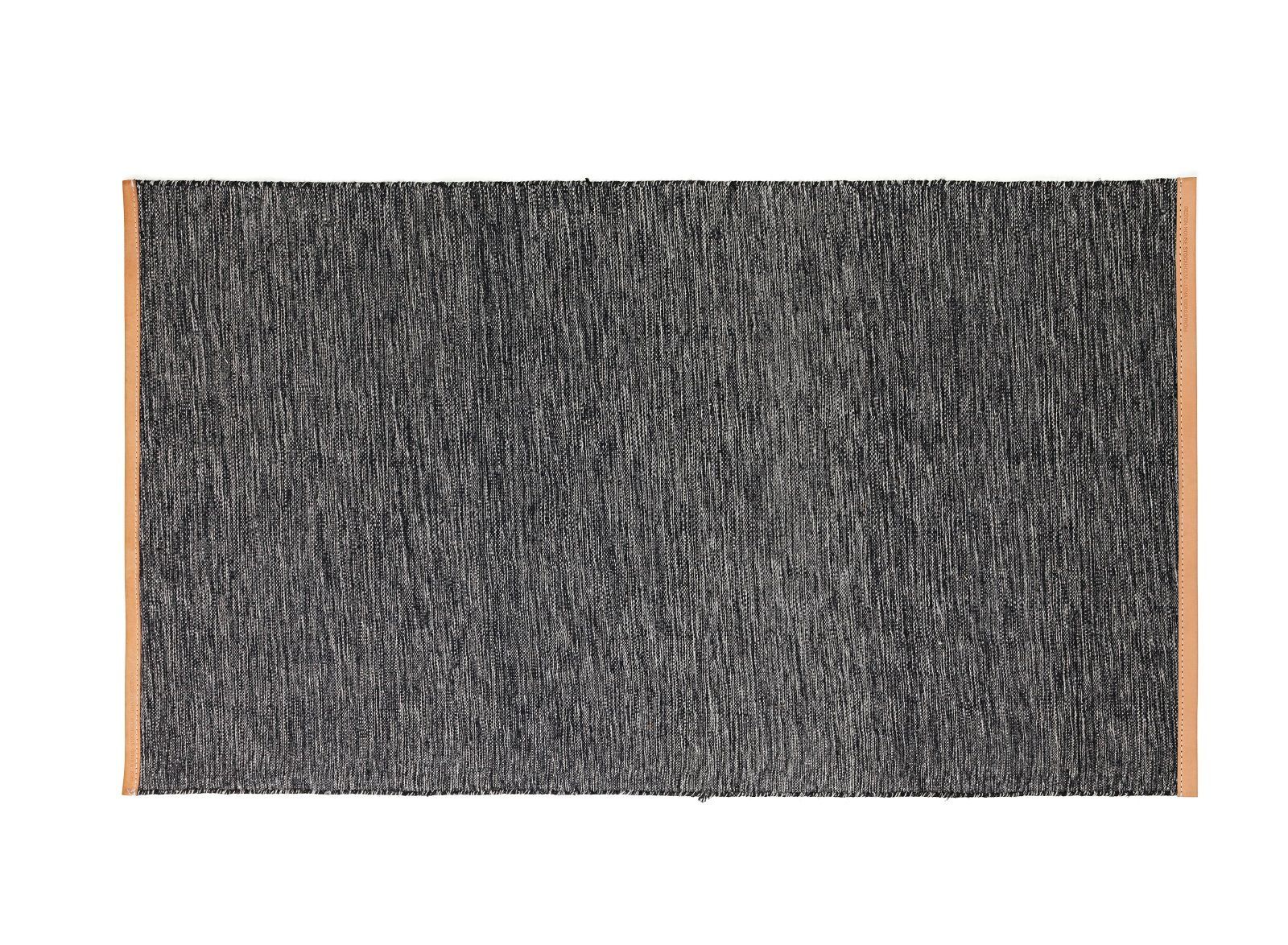 Björk Teppich von Design House Stockholm, rechteckig, anthrazit mit Lederkante, modernes Wohnaccessoire.